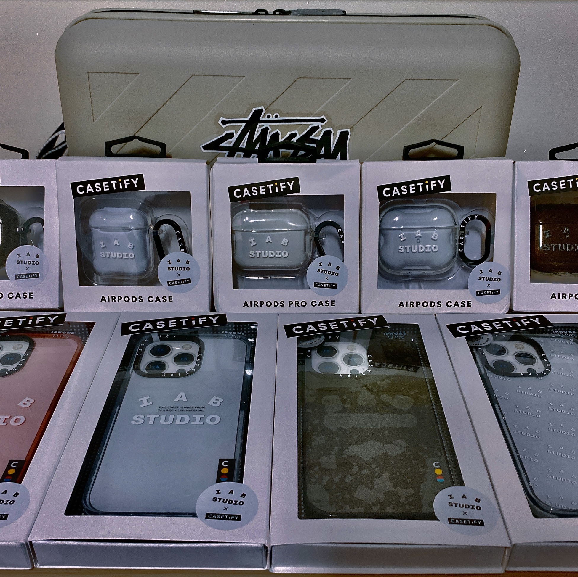 Casetify x IAB Studio iPhone White Logo Impact Case Frost White, Casetify x IAB Studio Single White Logo AirPods Pro Case Clear 착용 스타일 - 1