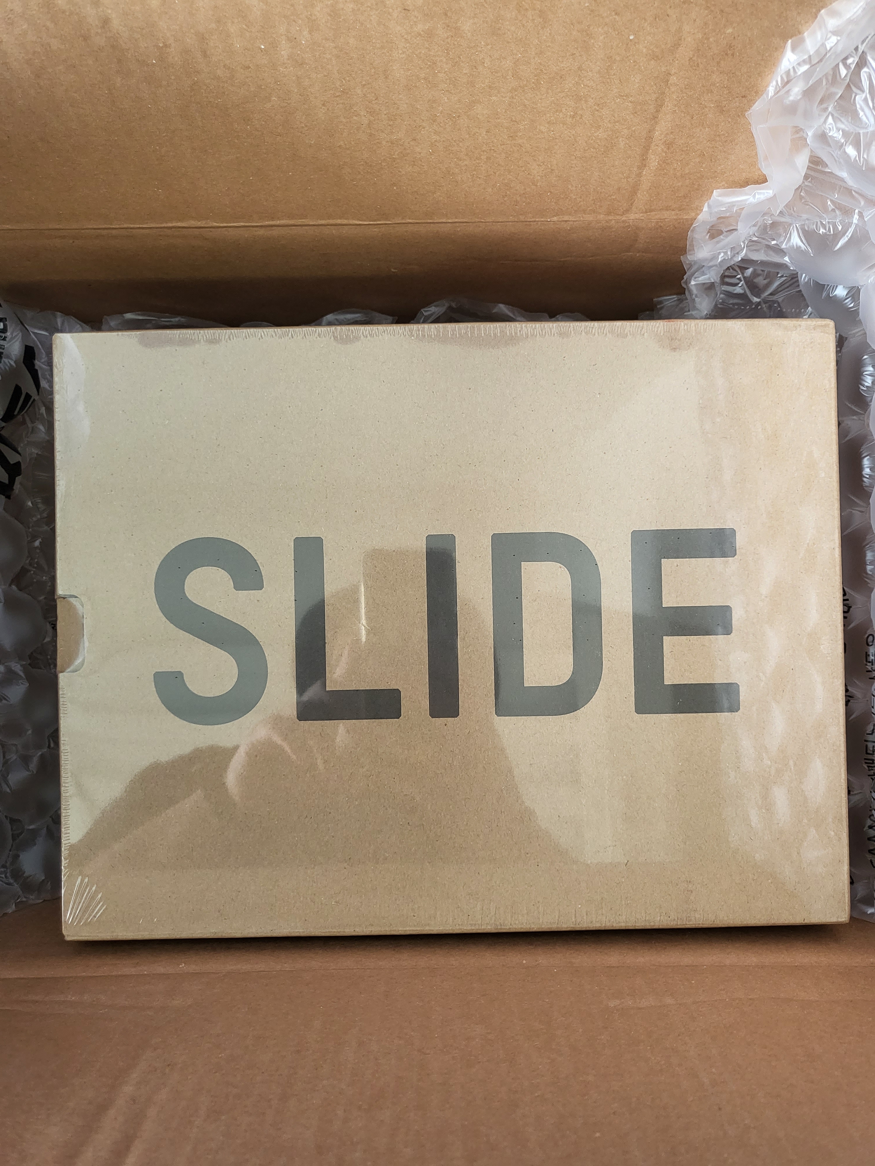 Adidas Yeezy Slide Onyx 착용 스타일 - 2