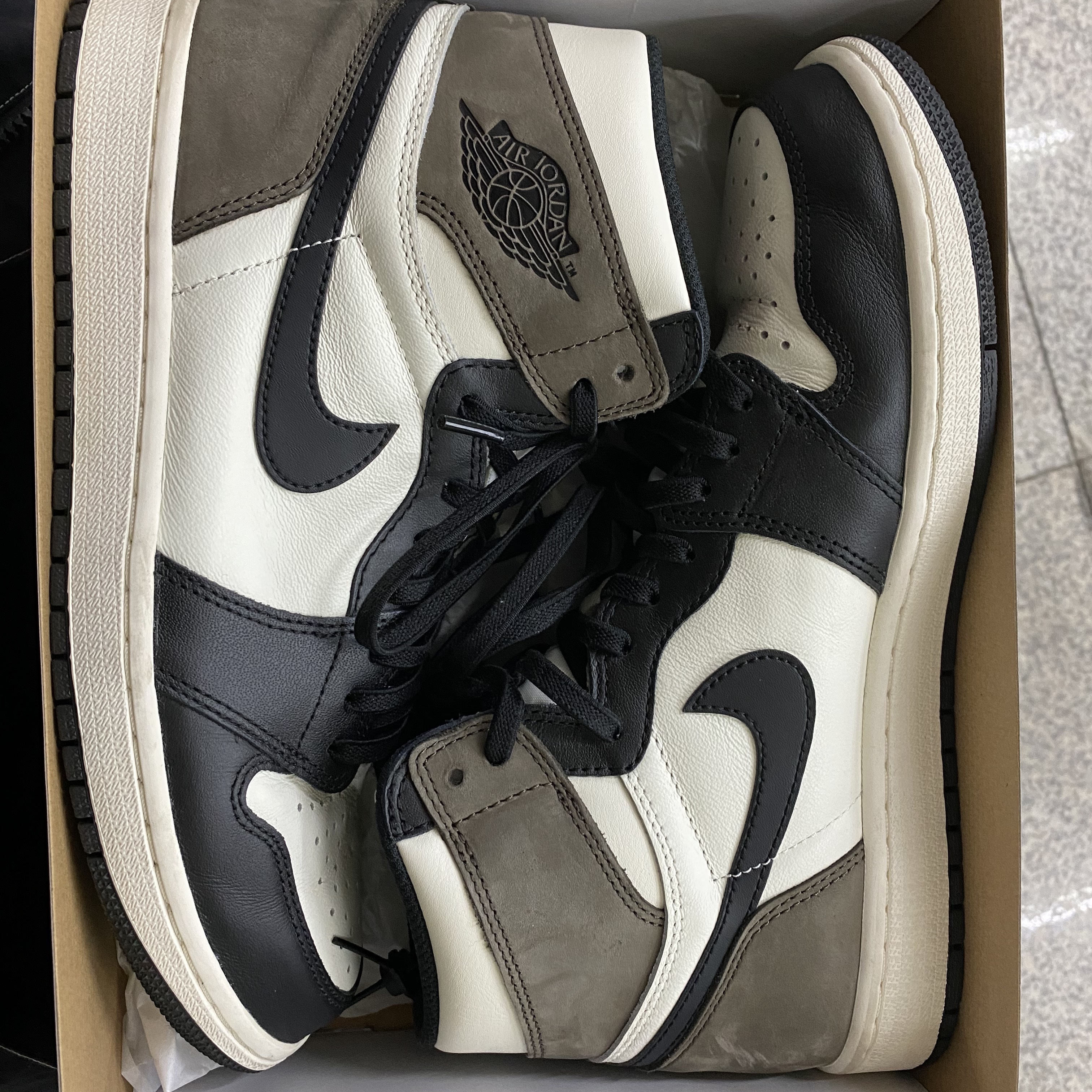 Jordan 1 Retro High OG Black Mocha 착용 스타일 - 2