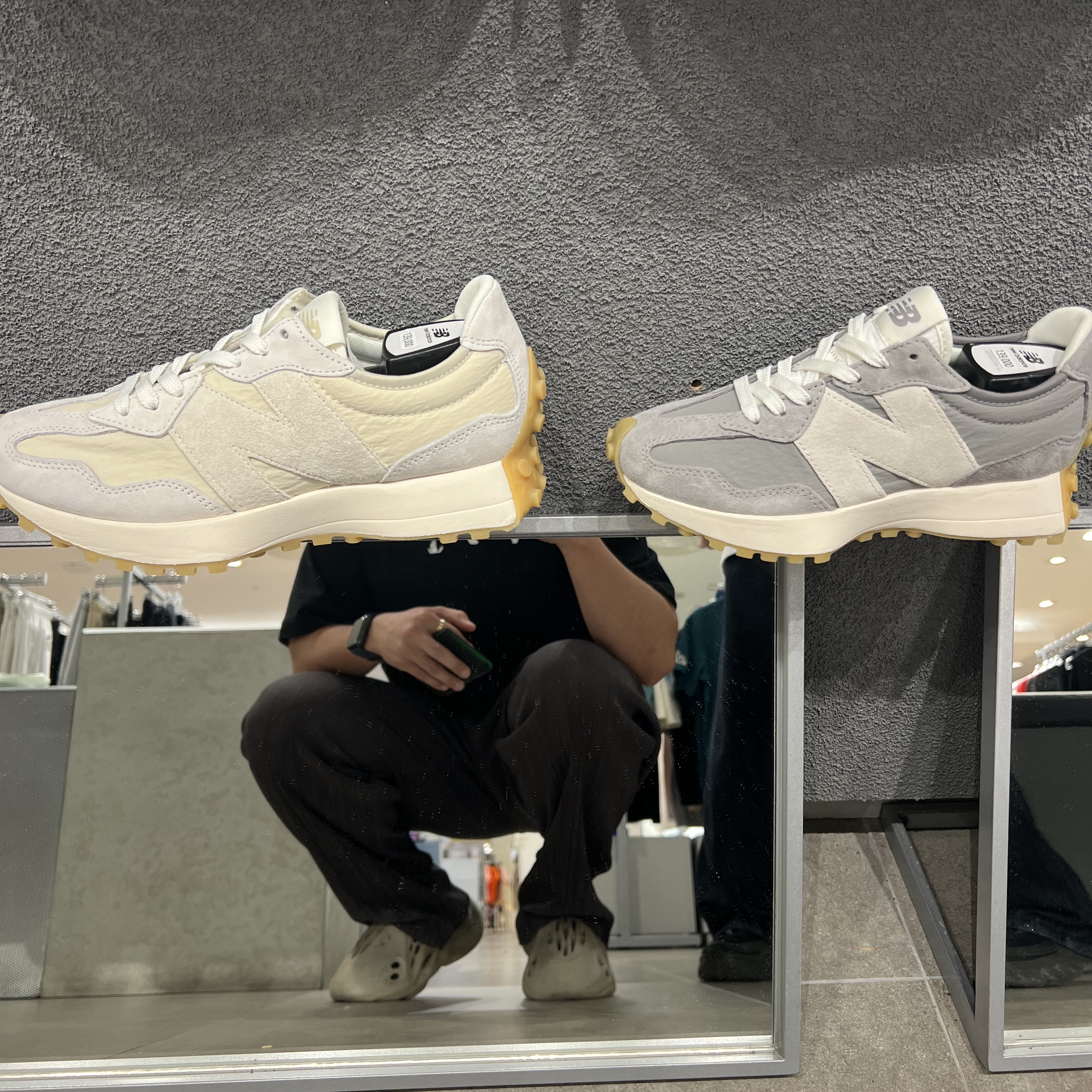 Adidas Yeezy Foam RNNR Stone Sage 착용 스타일