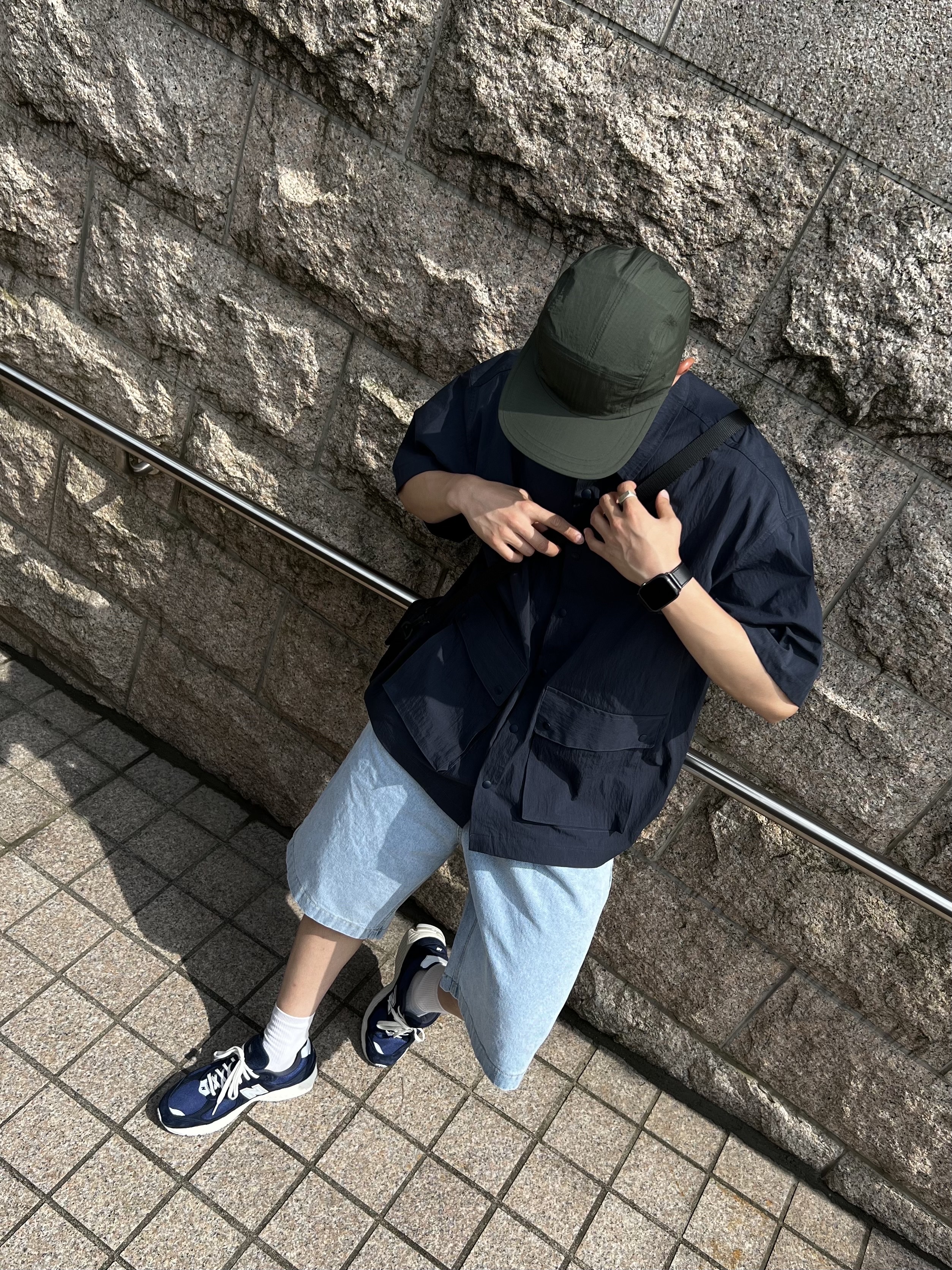 New Balance 2002R Special Vintage Navy 착용 스타일 - 5