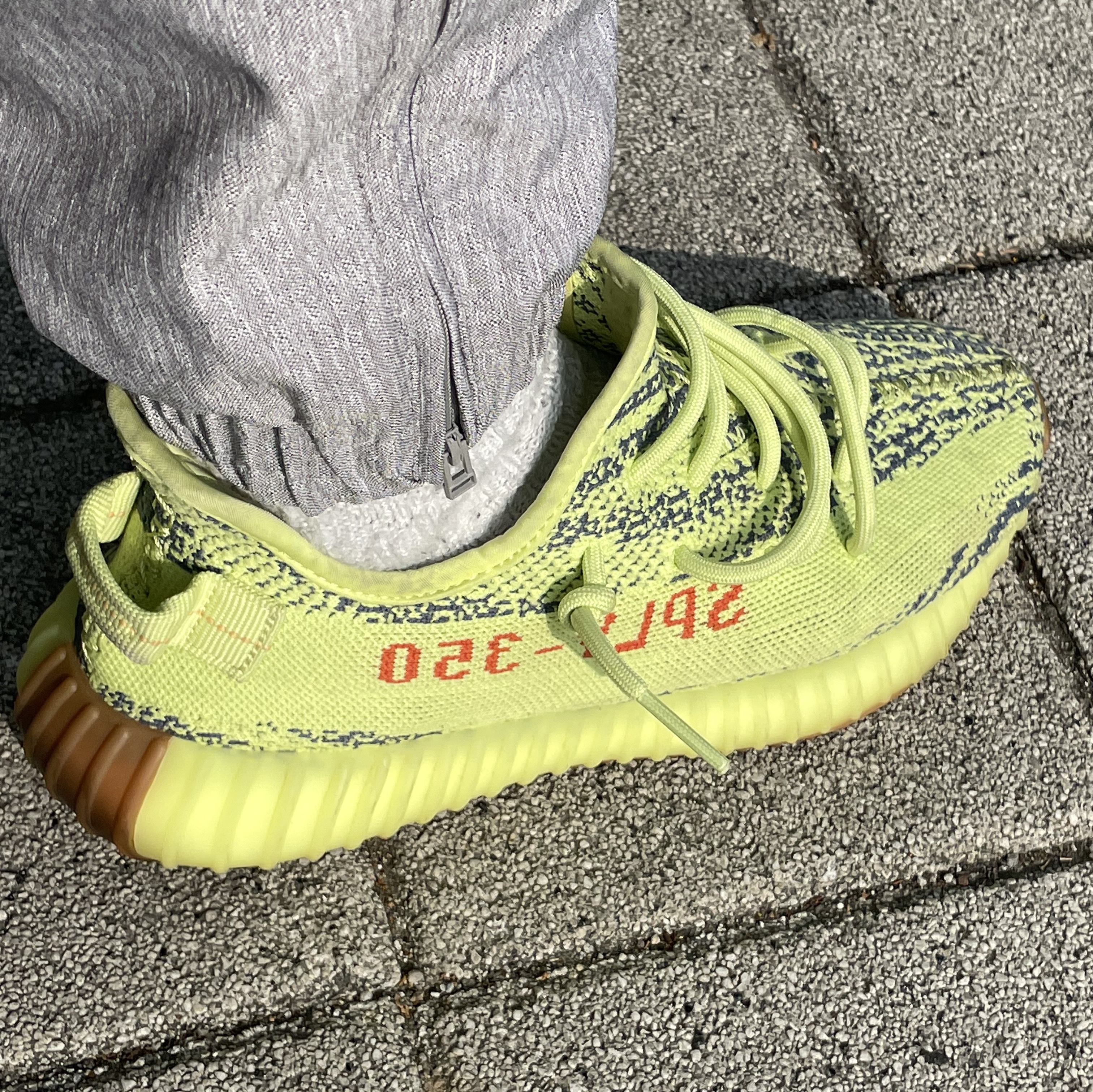 Adidas Yeezy Boost 350 V2 Semi Frozen Yellow 착용 스타일