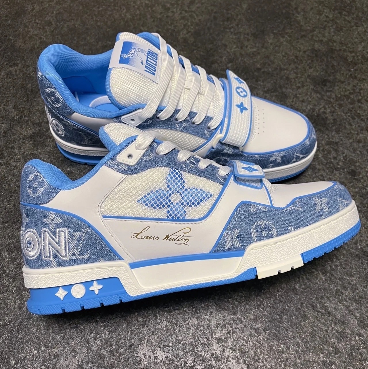 Louis Vuitton Velcro Strap LV Trainer Sneaeker Monogram Denim Marine 착용 스타일 - 1