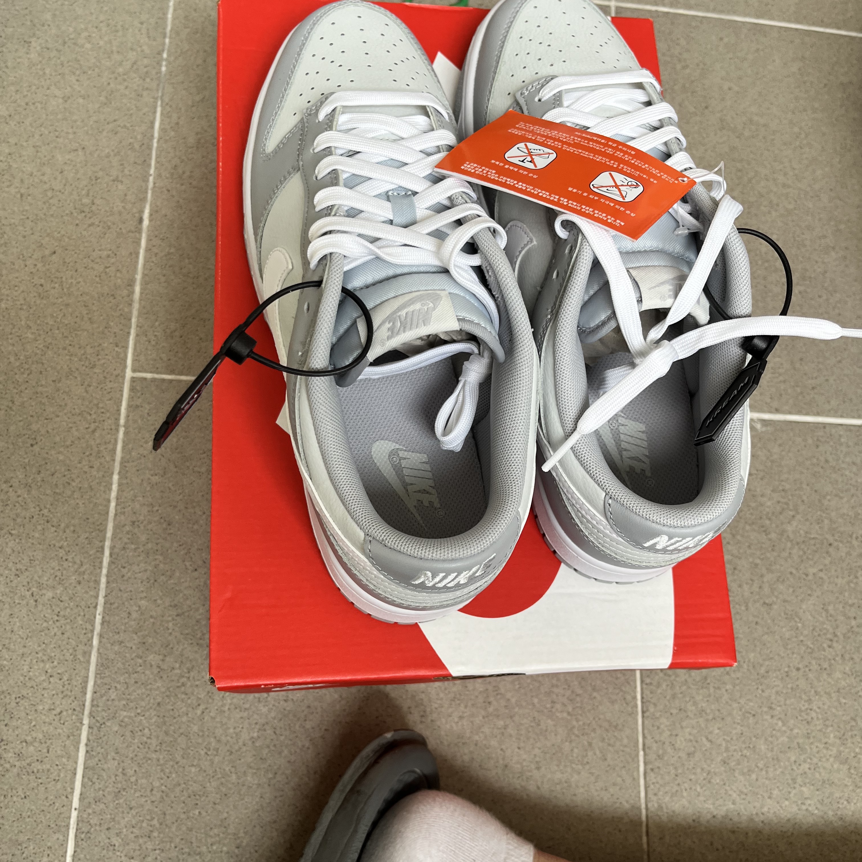 Nike Dunk Low Retro Wolf Grey 착용 스타일 - 2