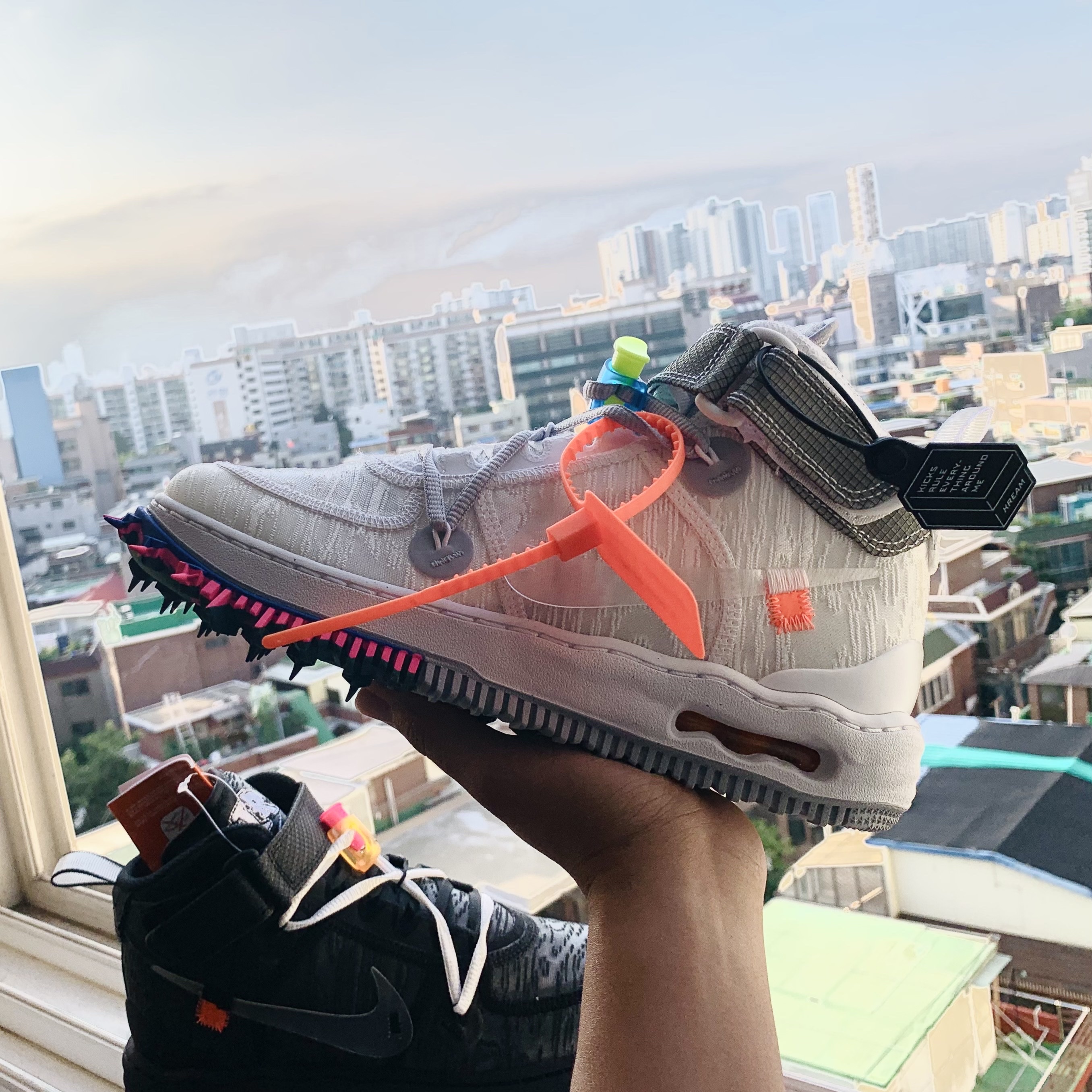 Nike x Off-White Air Force 1 Mid SP White, Nike x Off-White Air Force 1 Mid SP Black 착용 스타일 - 2