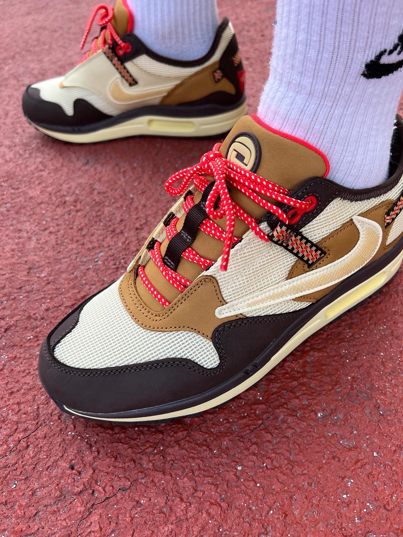 Nike x Travis Scott Air Max 1 Cact.us Brown, Nike ACG Cargo Shorts Ironstone - Asia 착용 스타일 - 2
