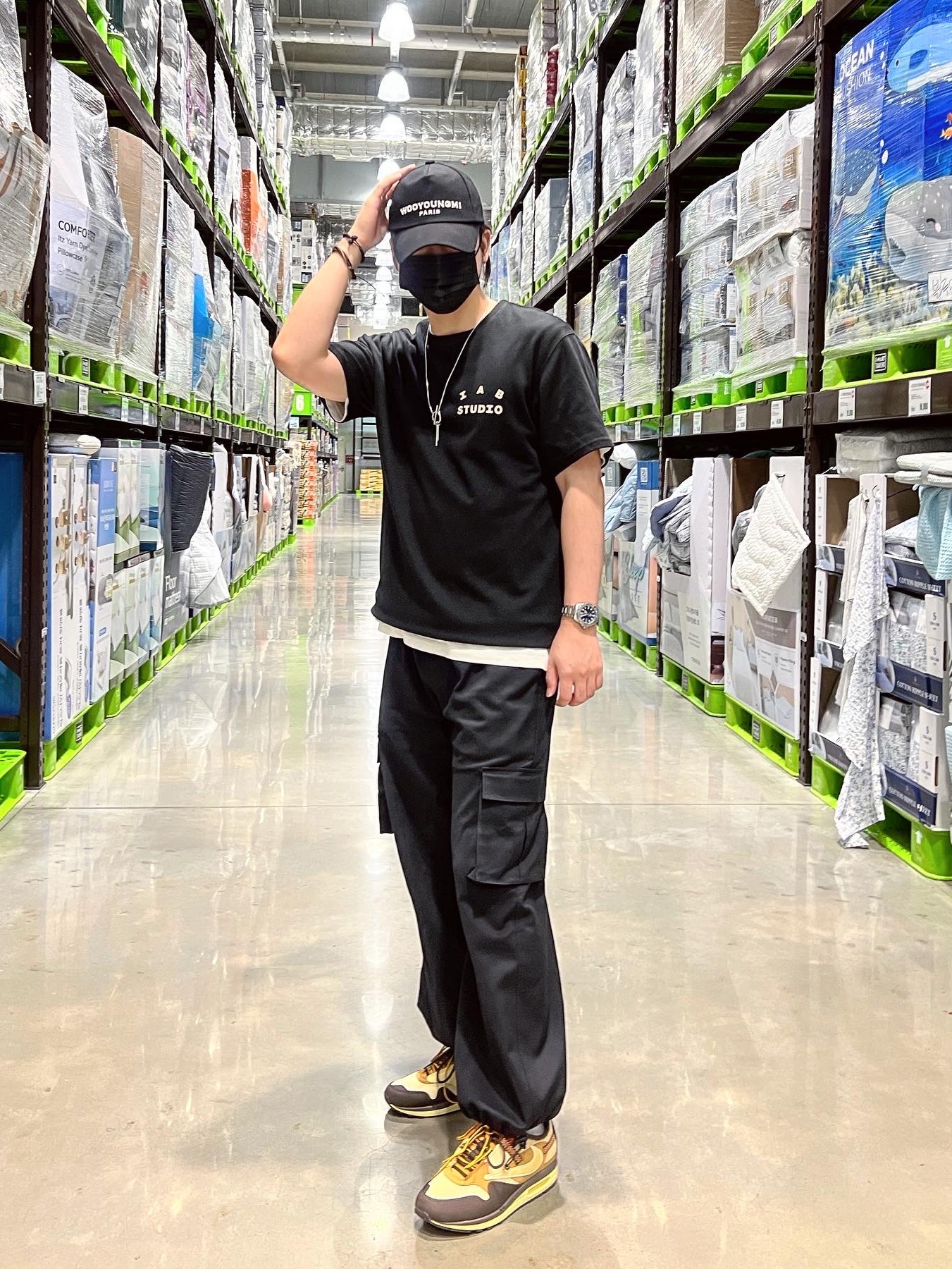 Wooyoungmi White Embroidered Logo Ball Cap Black, IAB Studio Black Glow T-Shirt 착용 스타일 - 1
