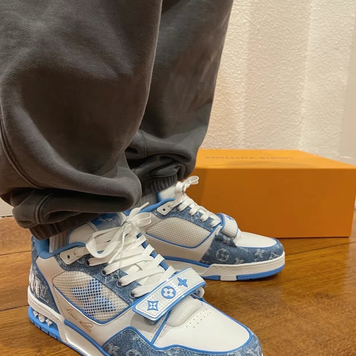 Louis Vuitton Velcro Strap LV Trainer Sneaeker Monogram Denim Marine 착용 스타일 - 3