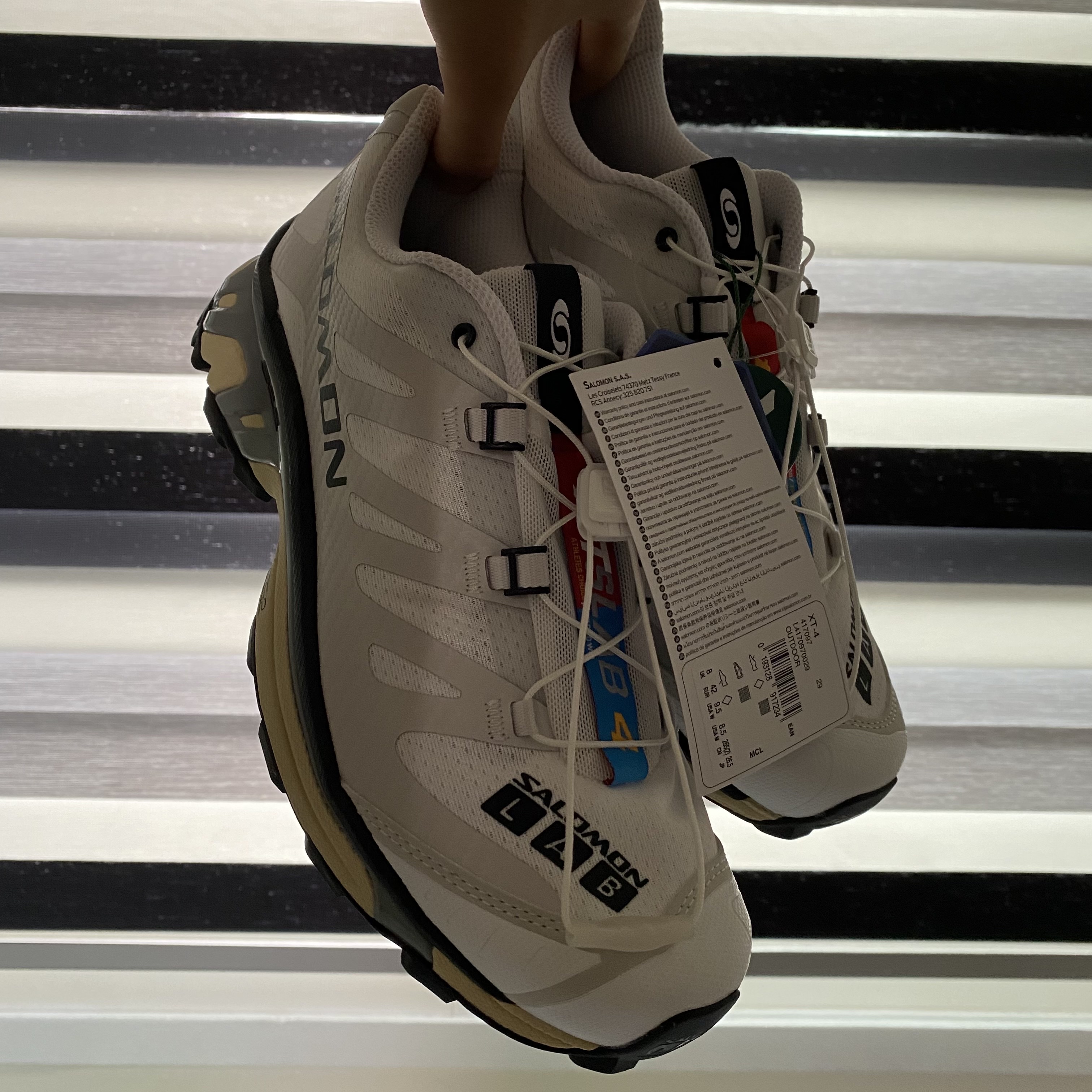 Salomon XT-4 White Lunar Rock 착용 스타일 - 2