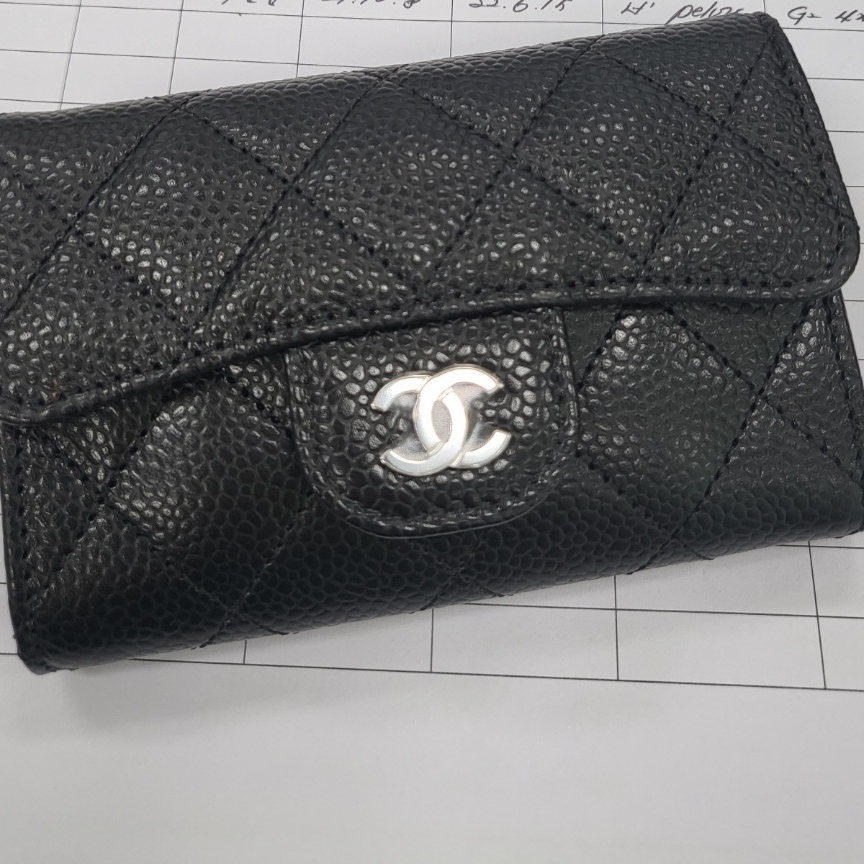 Chanel Classic Card Holder Grained Calfskin & Silver Black 착용 스타일 - 1