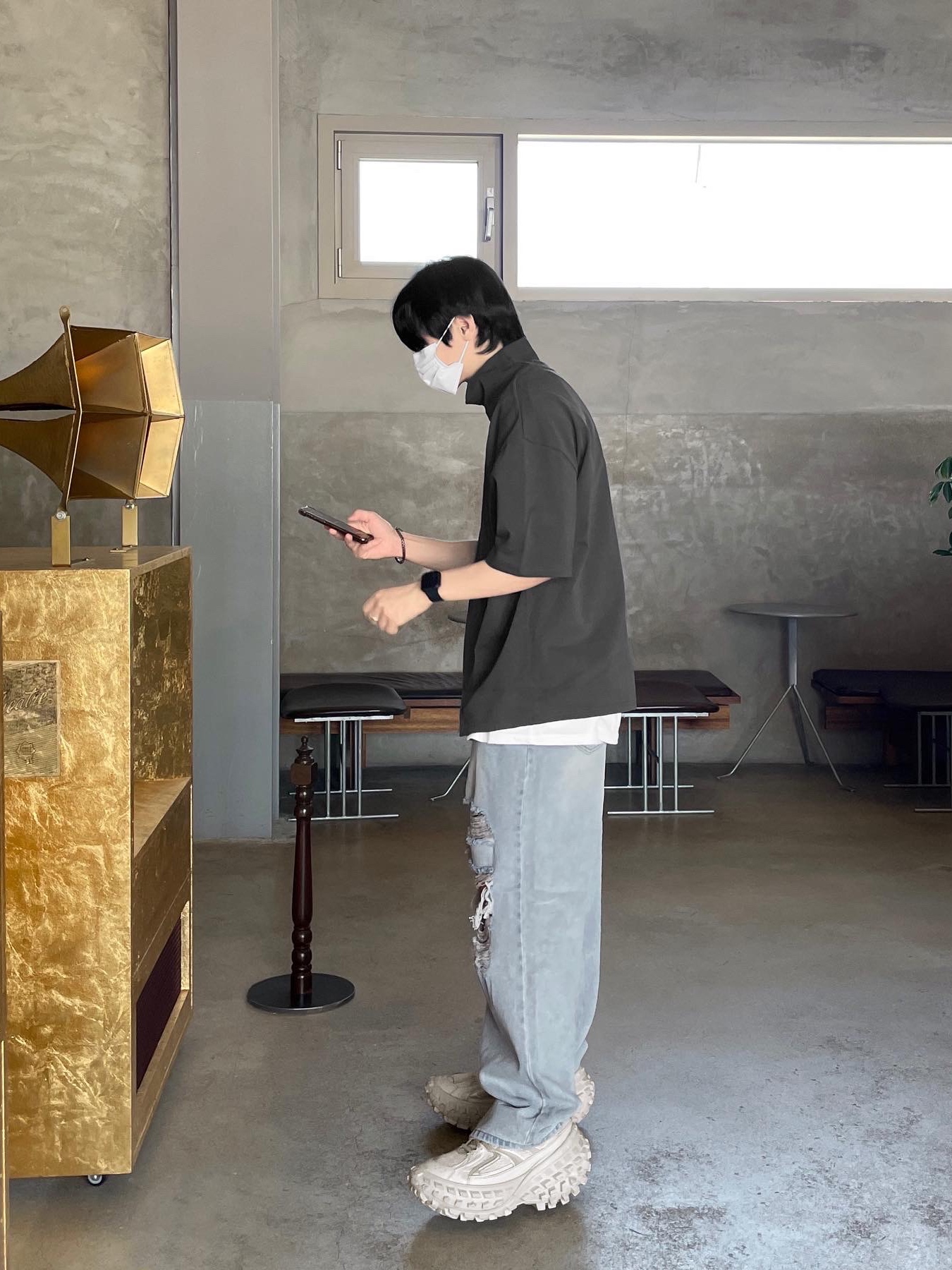 Balenciaga Defender Sneakers Beige 착용 스타일 - 3