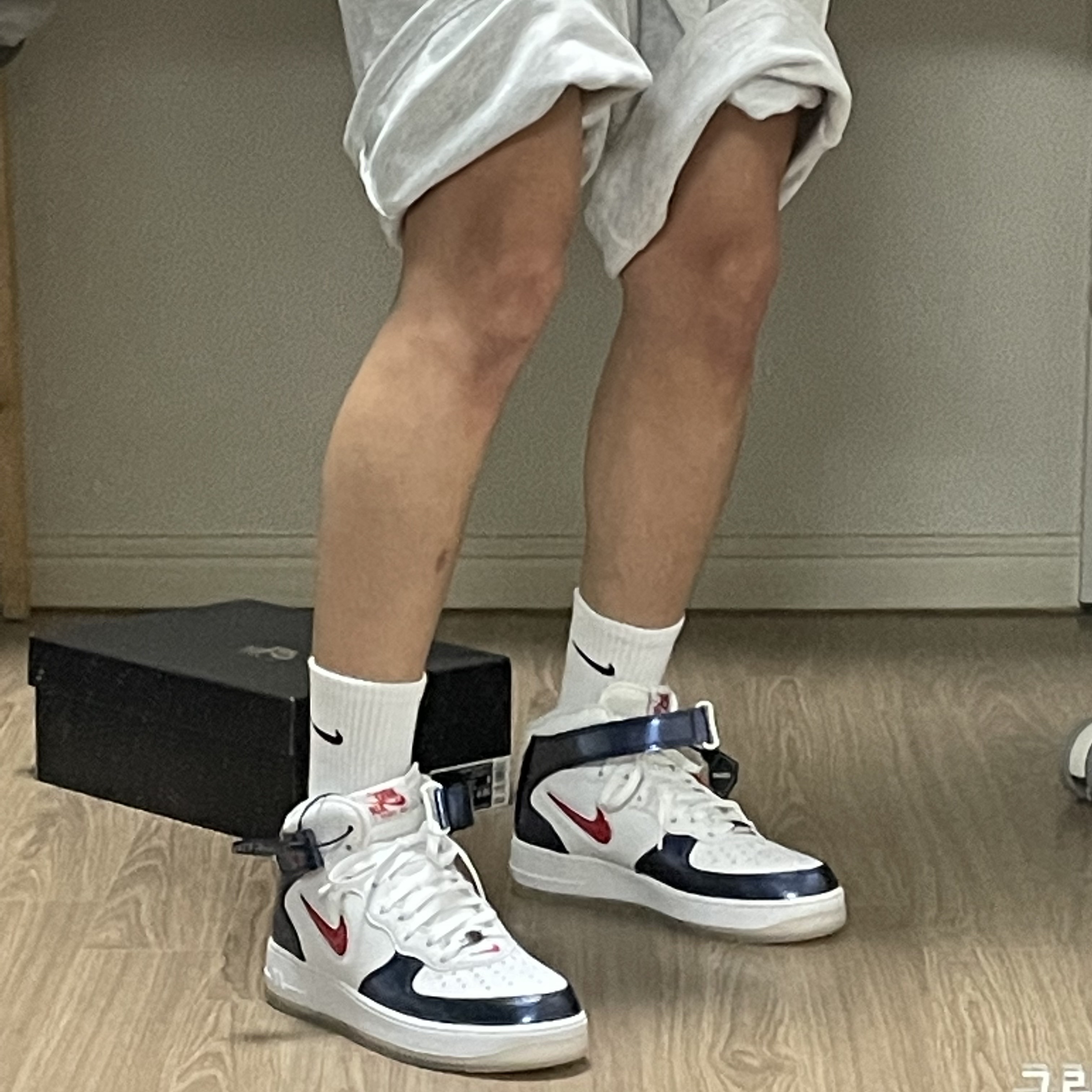 Nike Air Force 1 Mid QS University Red and Midnight Navy 착용 스타일