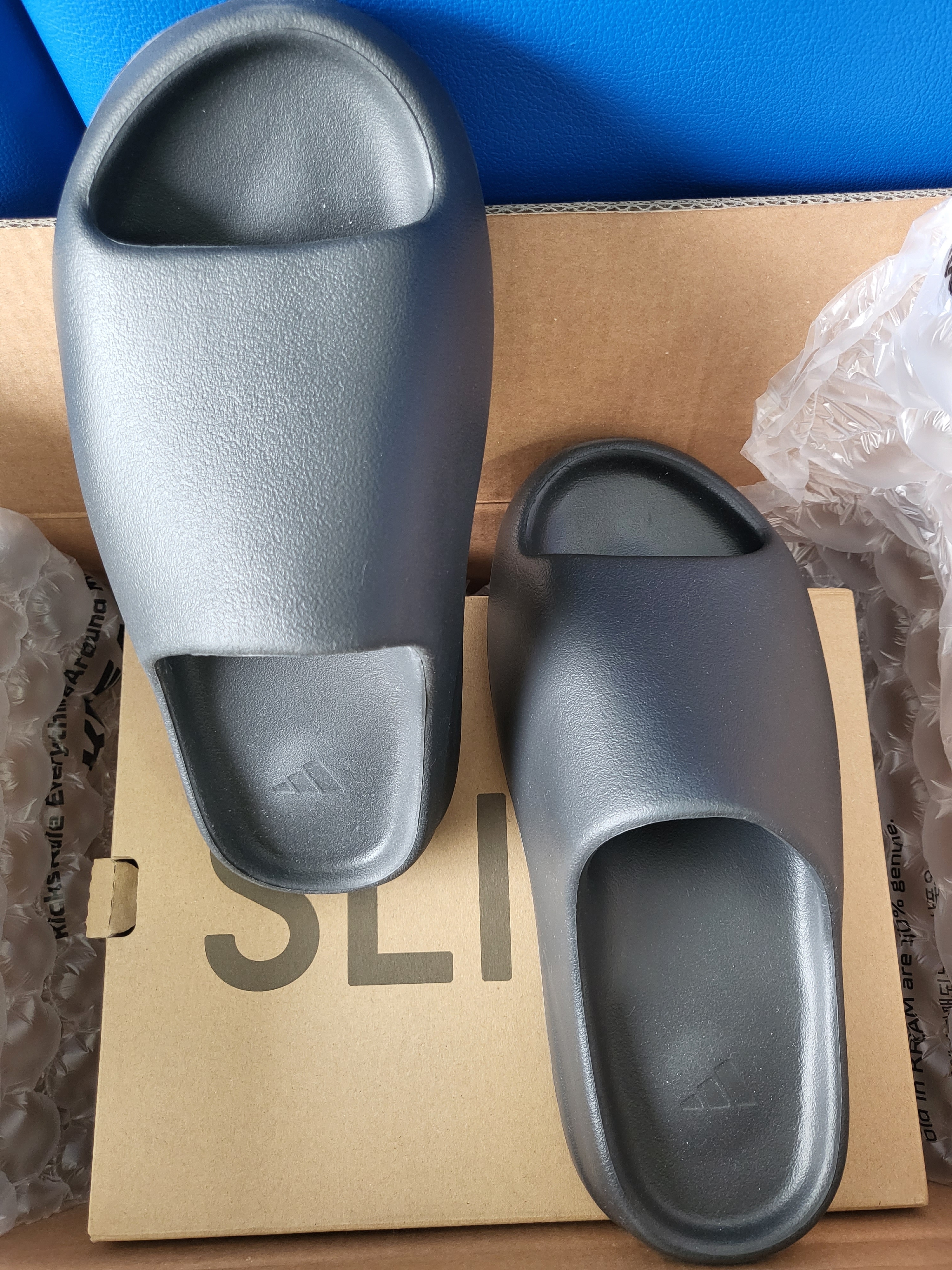 Adidas Yeezy Slide Onyx 착용 스타일 - 3