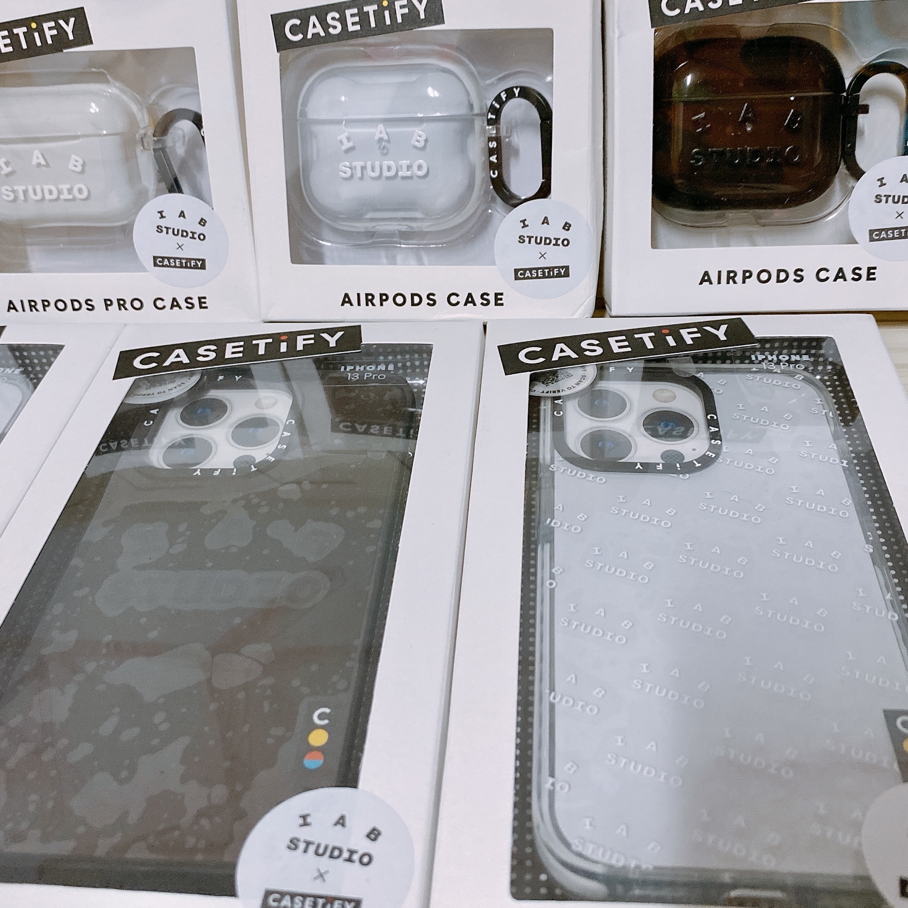 Casetify x IAB Studio iPhone White Logo Impact Case Frost White, Casetify x IAB Studio Single White Logo AirPods Pro Case Clear 착용 스타일 - 2