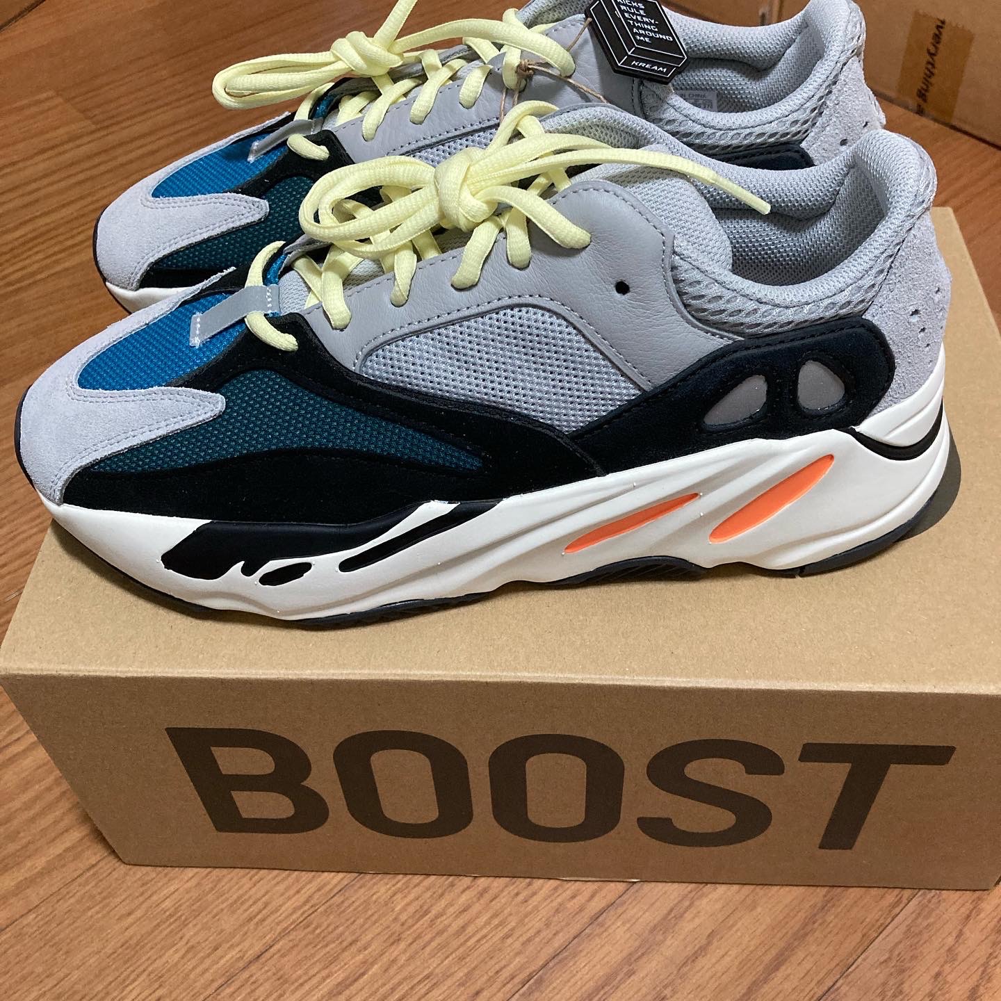 Adidas Yeezy Boost 700 Wave Runner Solid Grey 2021/2022, Adidas Yeezy Boost 700 V2 Static 2022 착용 스타일 - 1