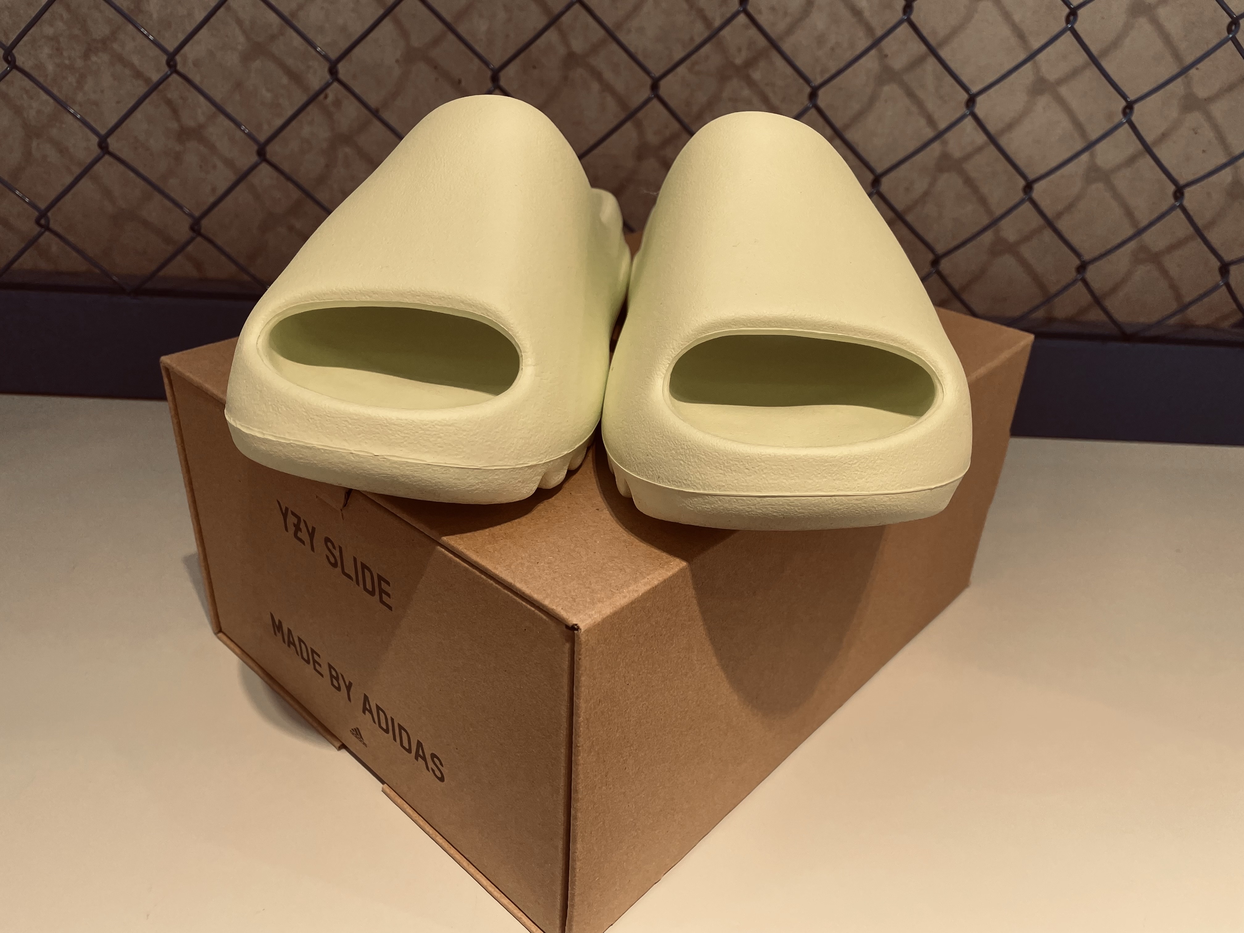 Adidas Yeezy Slide Glow Green 2022/2023 착용 스타일