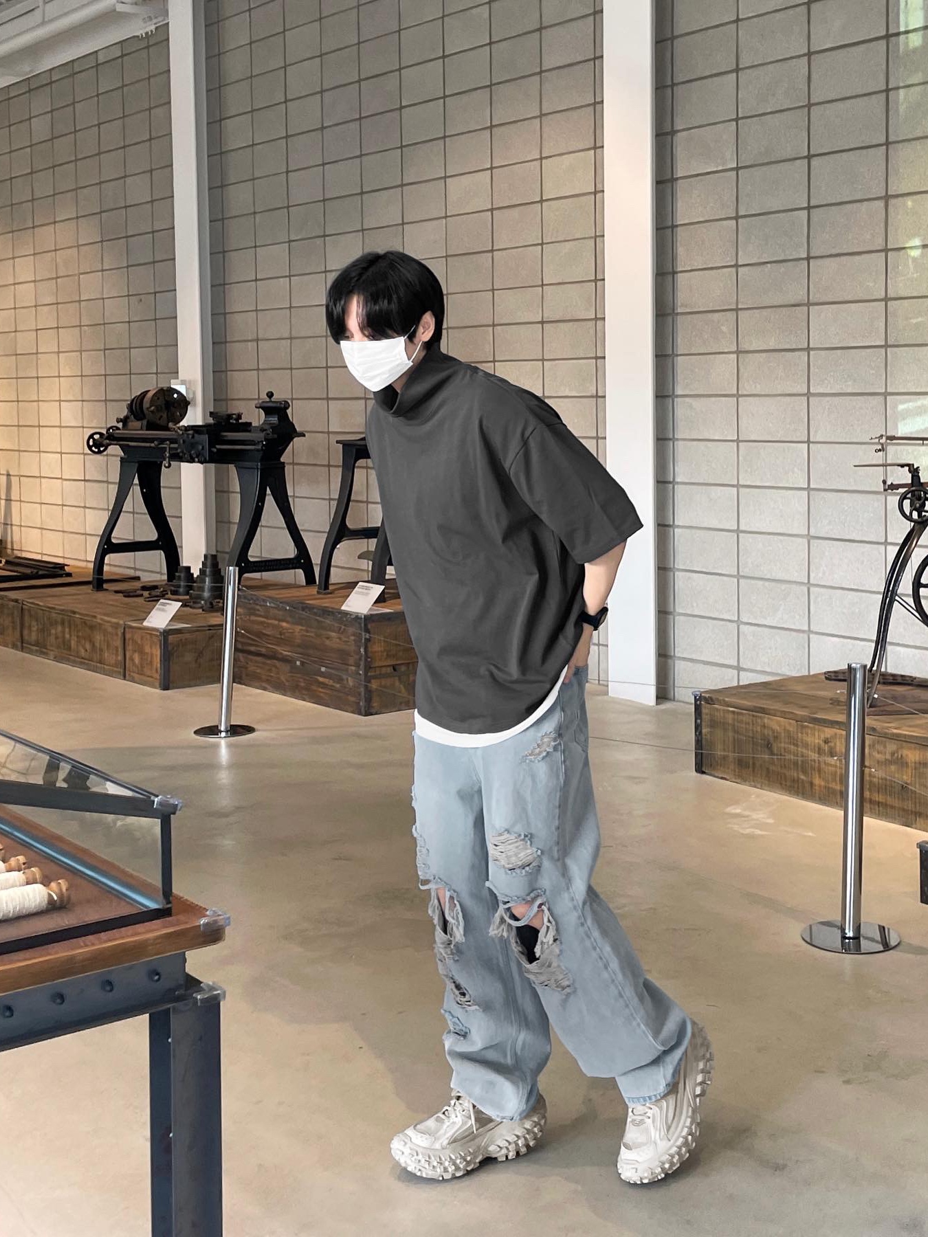 Balenciaga Defender Sneakers Beige 착용 스타일 - 2