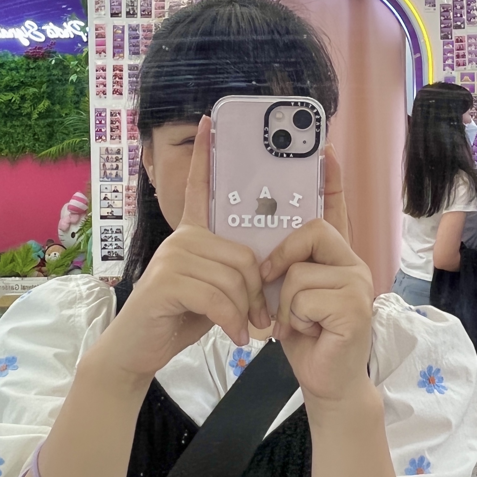 Casetify x IAB Studio iPhone White Logo Impact Case Frost White, Apple iPhone 13 Mini 128GB Pink (Korean Ver.) 착용 스타일
