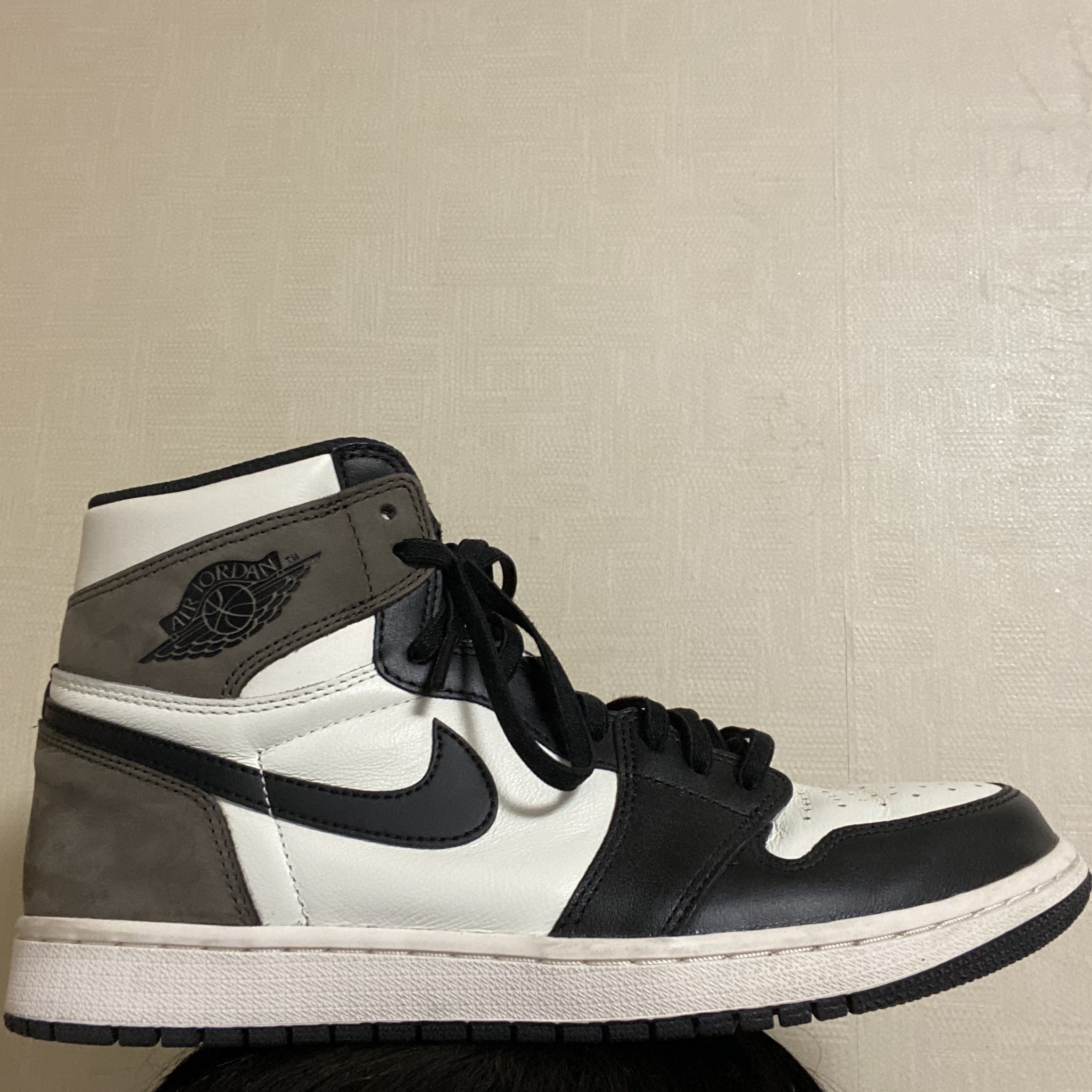 Jordan 1 Retro High OG Black Mocha 착용 스타일 - 1