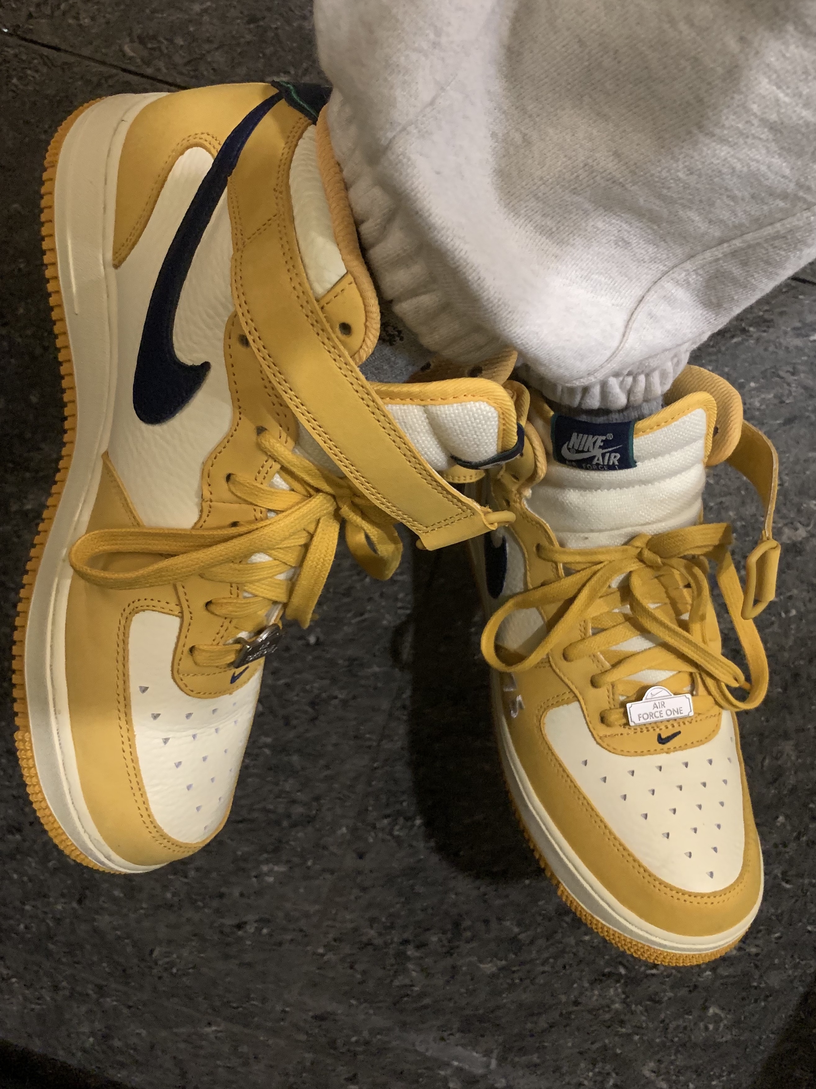 Nike Air Force 1 Mid Paris 착용 스타일 - 2