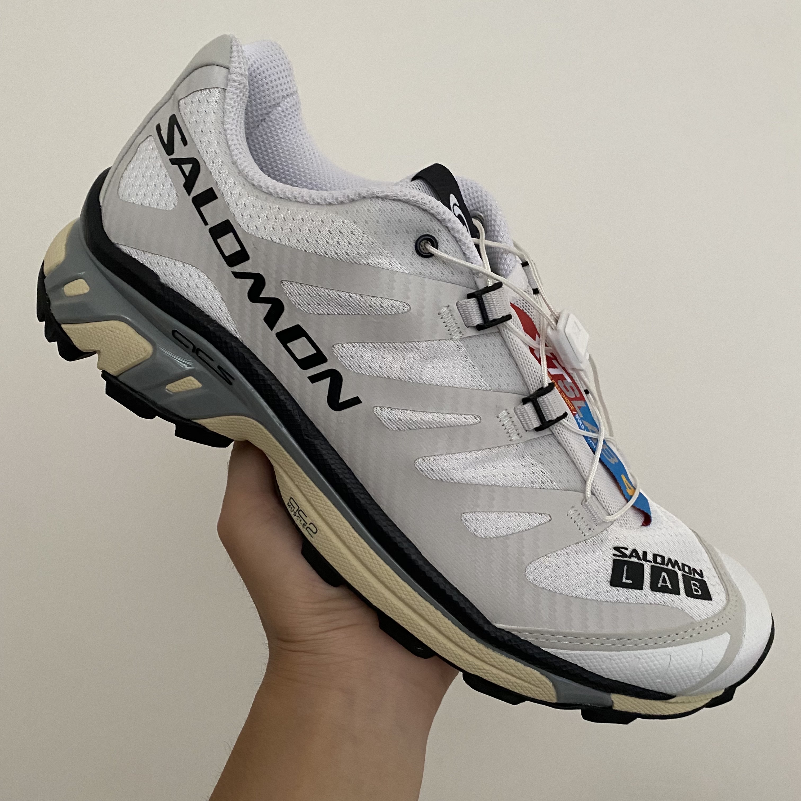 Salomon XT-4 White Lunar Rock 착용 스타일 - 3