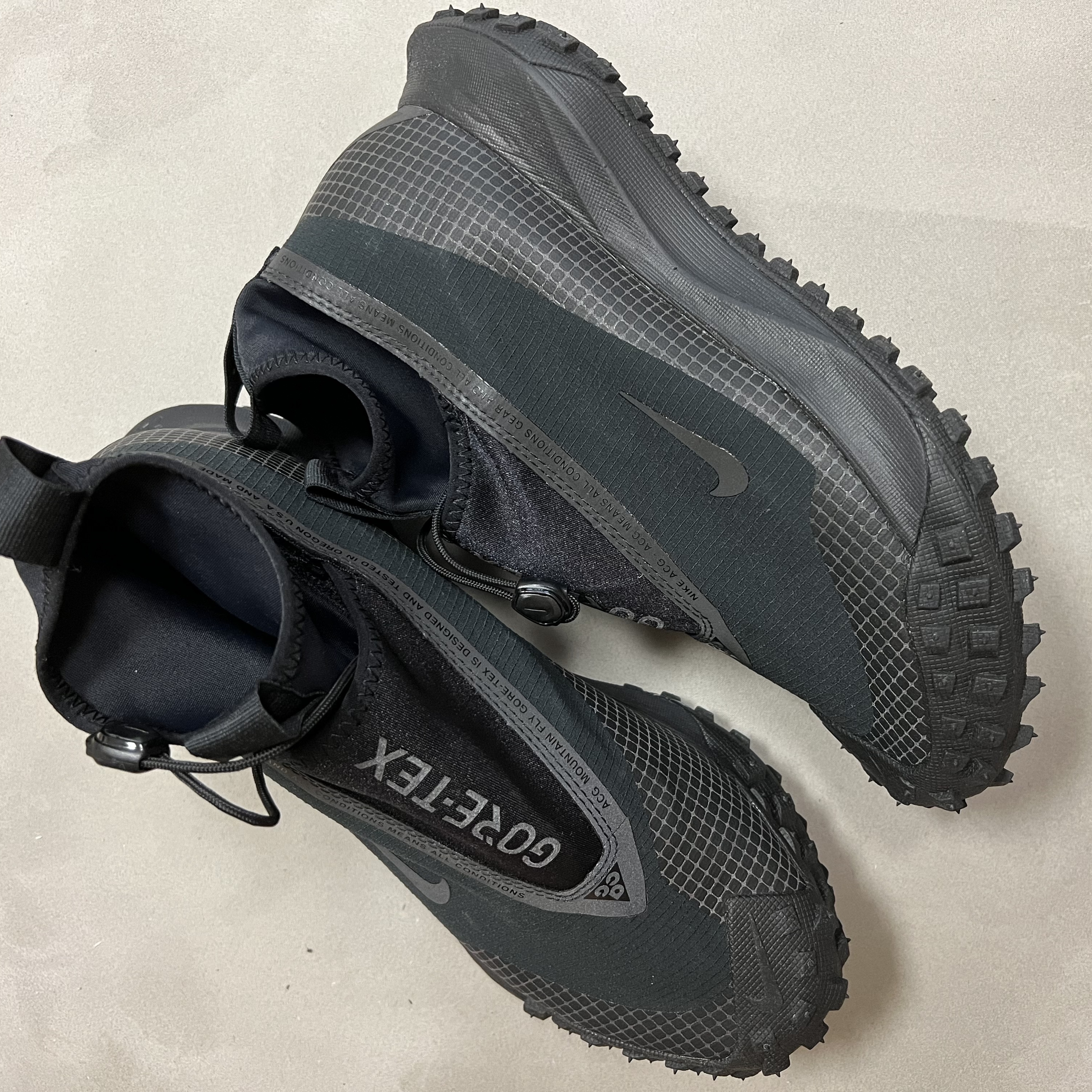 Nike ACG Mountain Fly Gore-Tex Black and Dark Grey 착용 스타일 - 2