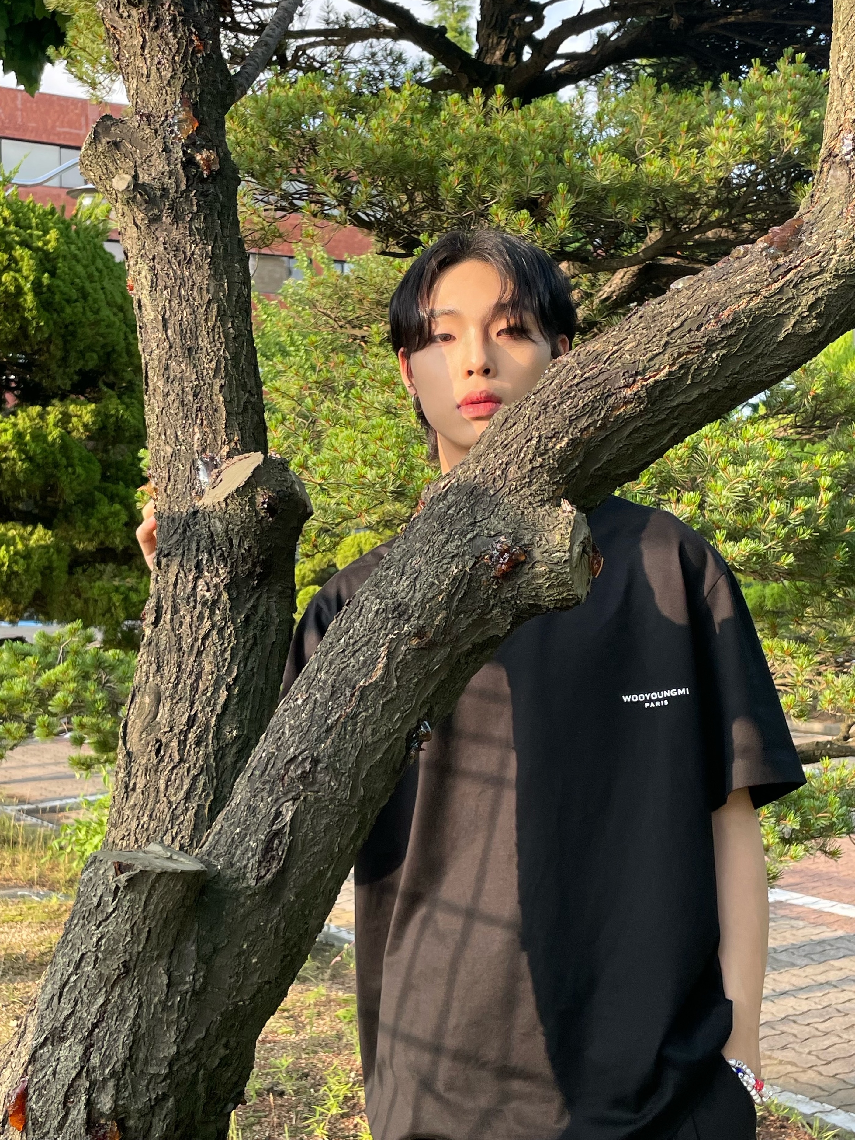 Wooyoungmi Flower Print Back Logo T-Shirt Black - 22SS 착용 스타일 - 1