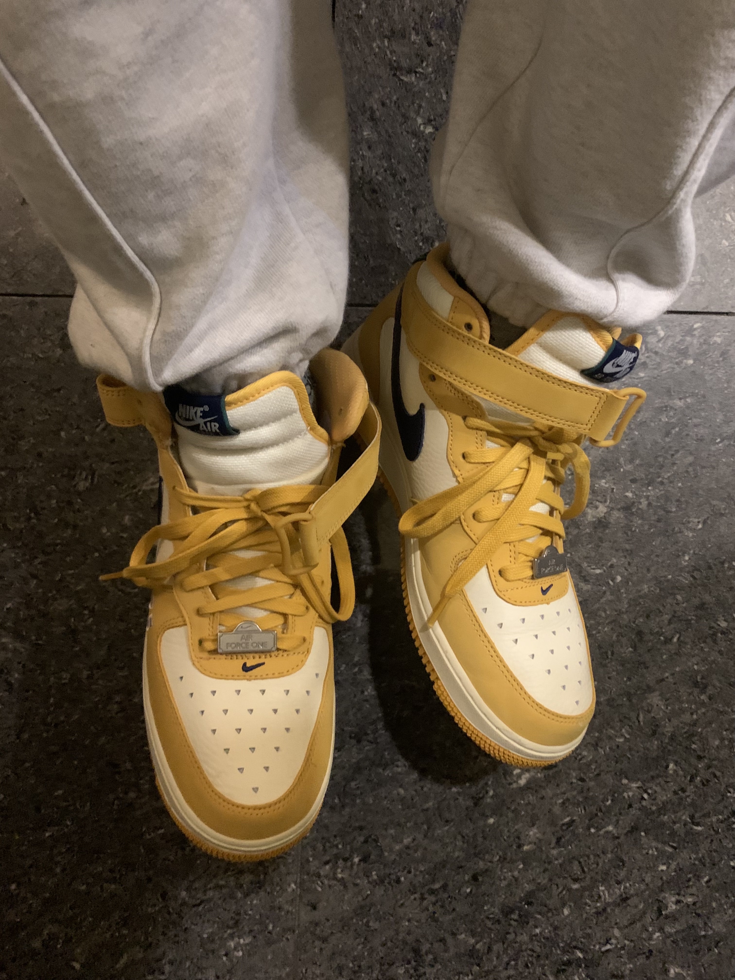 Nike Air Force 1 Mid Paris 착용 스타일 - 1