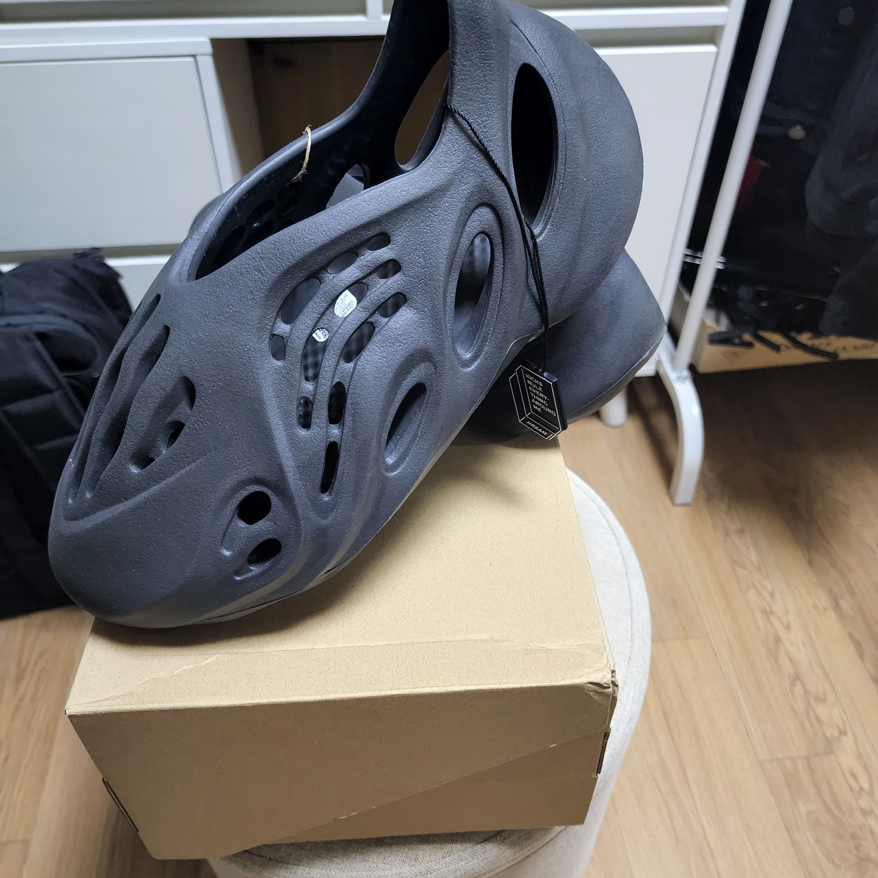 Adidas Yeezy Foam RNNR Onyx 착용 스타일 - 2