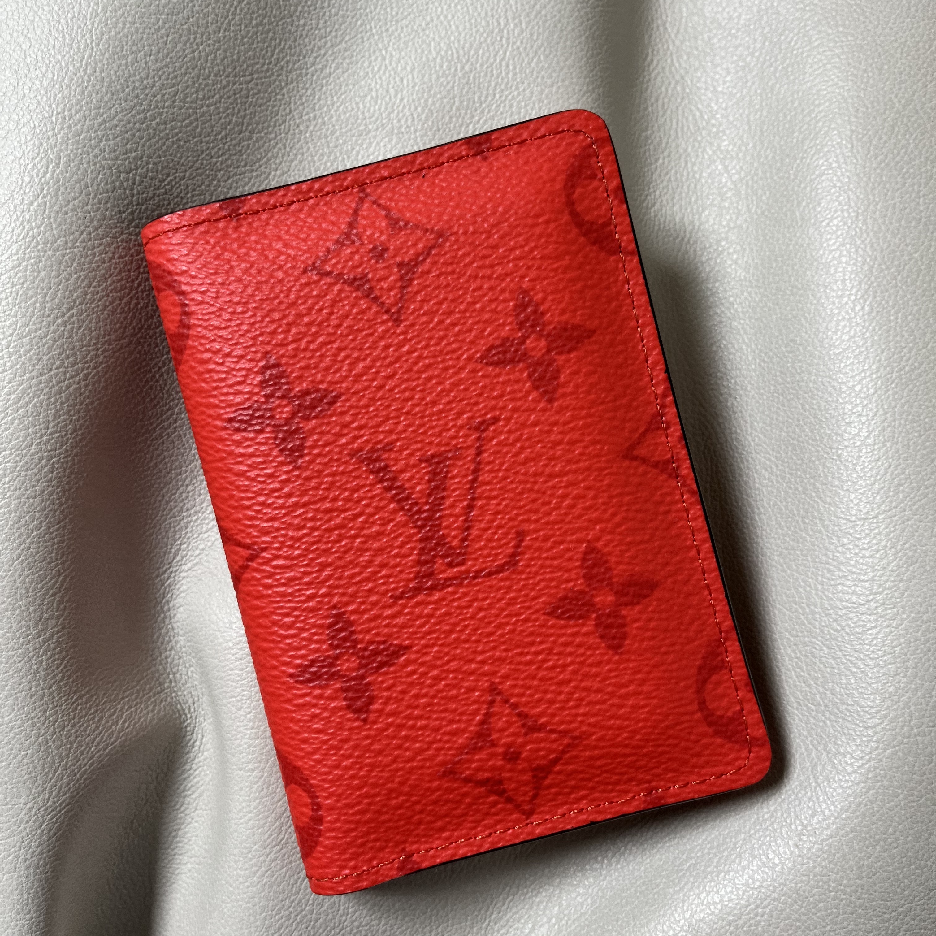 Louis Vuitton Pocket Organizer Fiery Red 착용 스타일 - 1