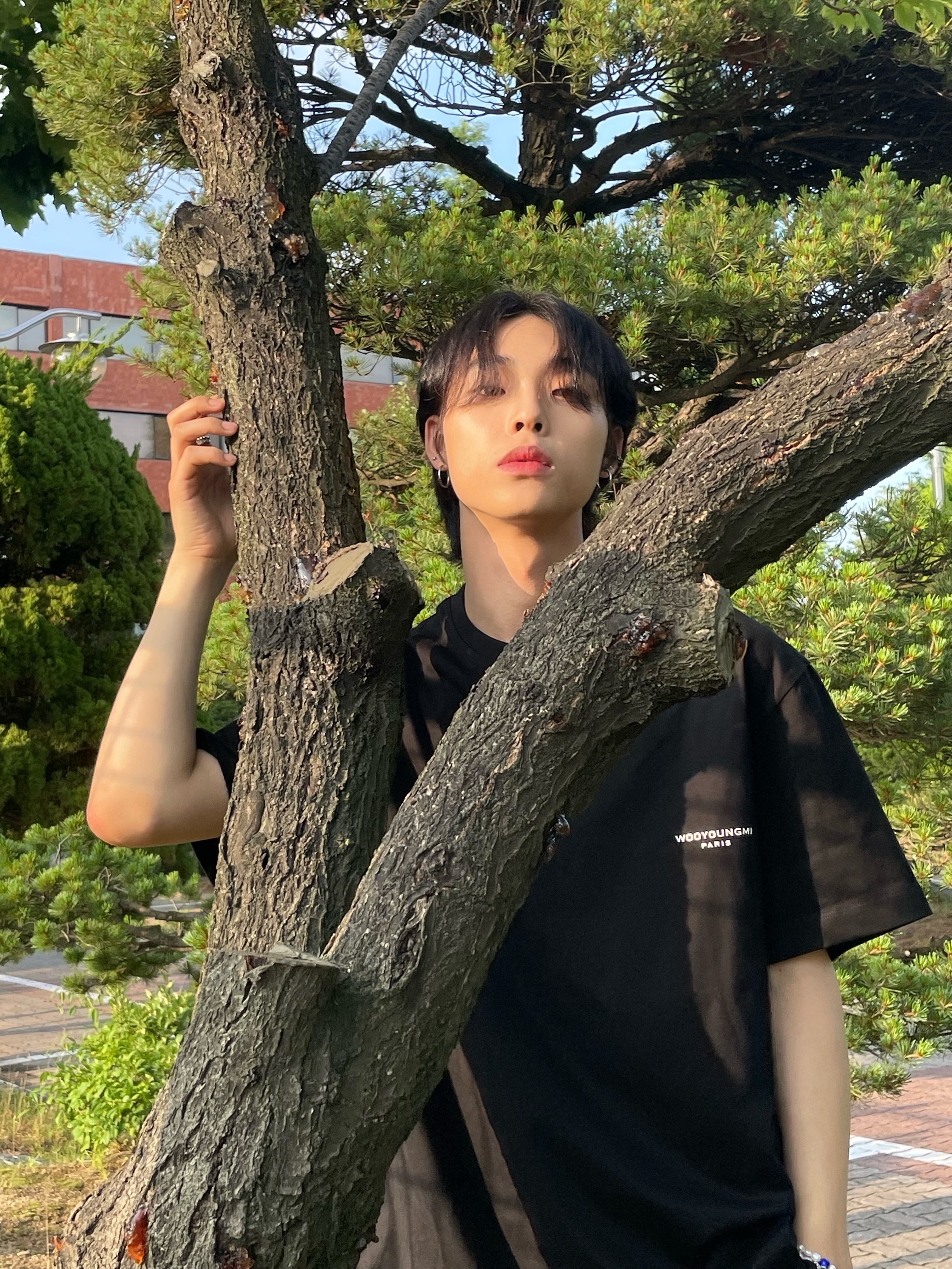 Wooyoungmi Flower Print Back Logo T-Shirt Black - 22SS 착용 스타일 - 2