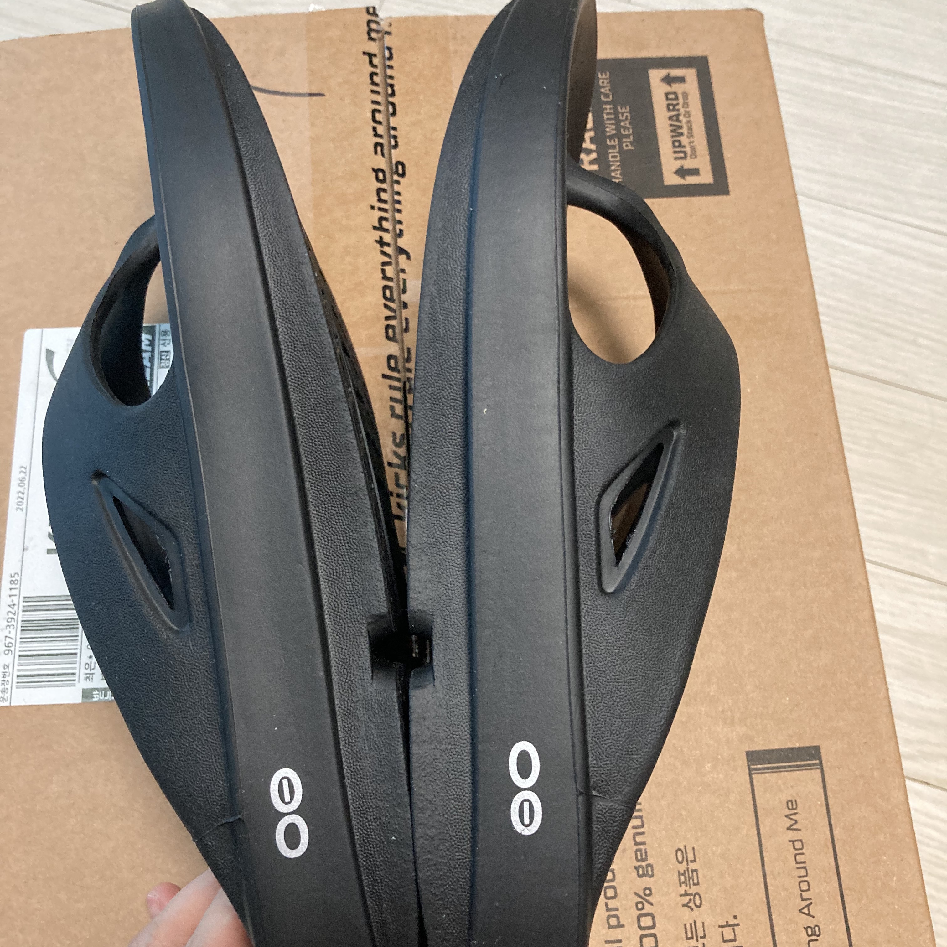 Oofos OOriginal Black 착용 스타일 - 3