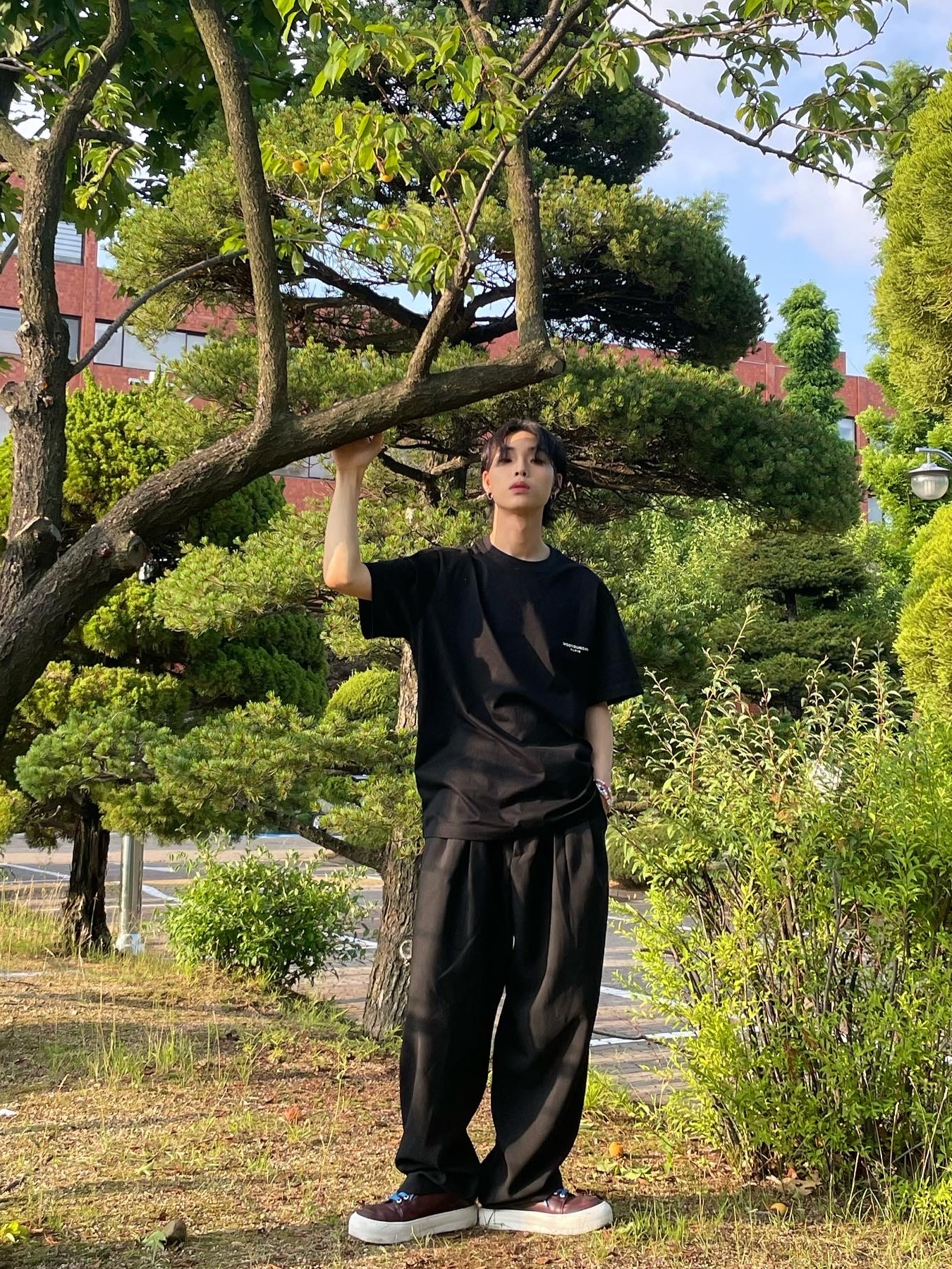 Wooyoungmi Flower Print Back Logo T-Shirt Black - 22SS 착용 스타일 - 4
