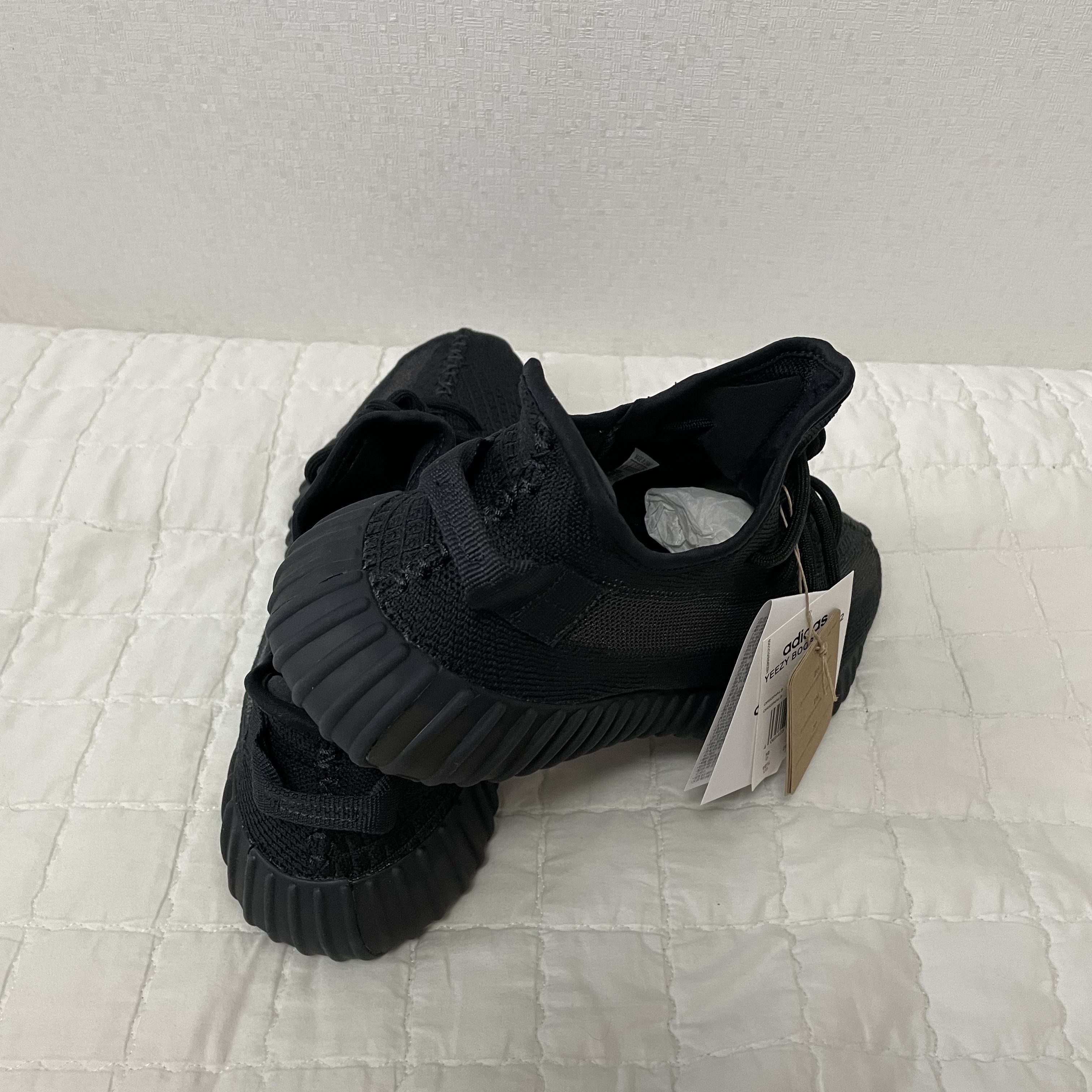 Adidas Yeezy Boost 350 V2 Onyx 착용 스타일 - 2