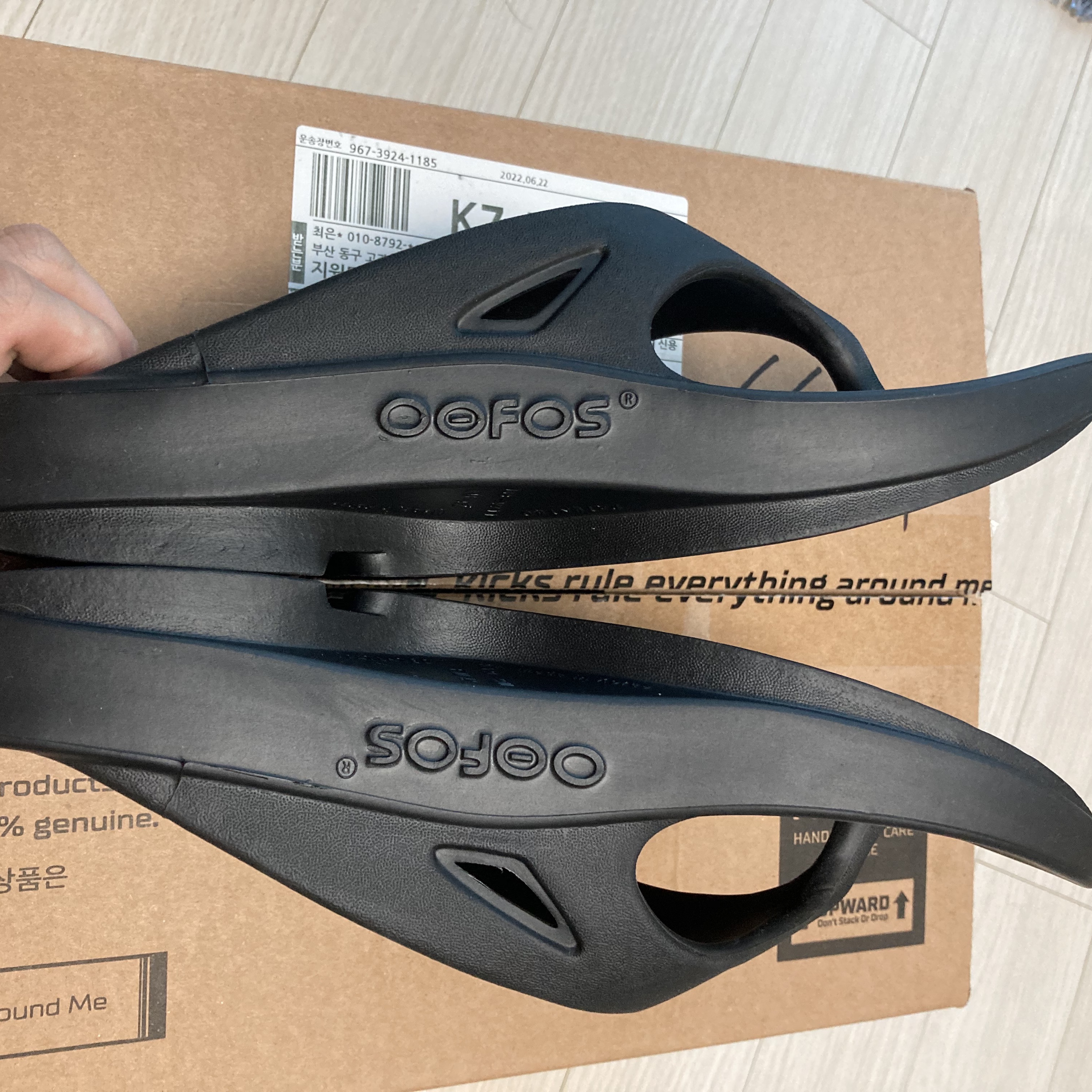 Oofos OOriginal Black 착용 스타일 - 2