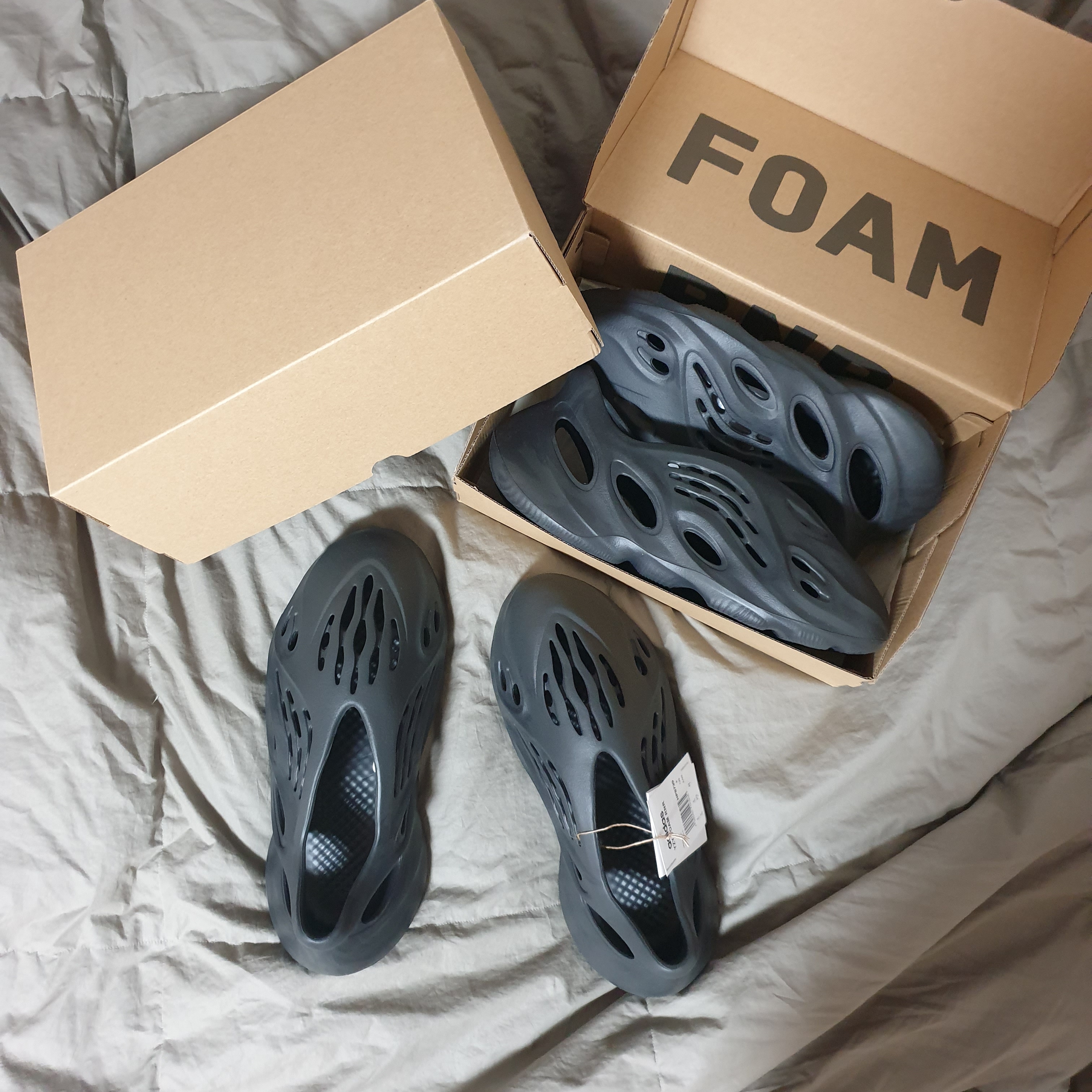Adidas Yeezy Foam RNNR Onyx 착용 스타일