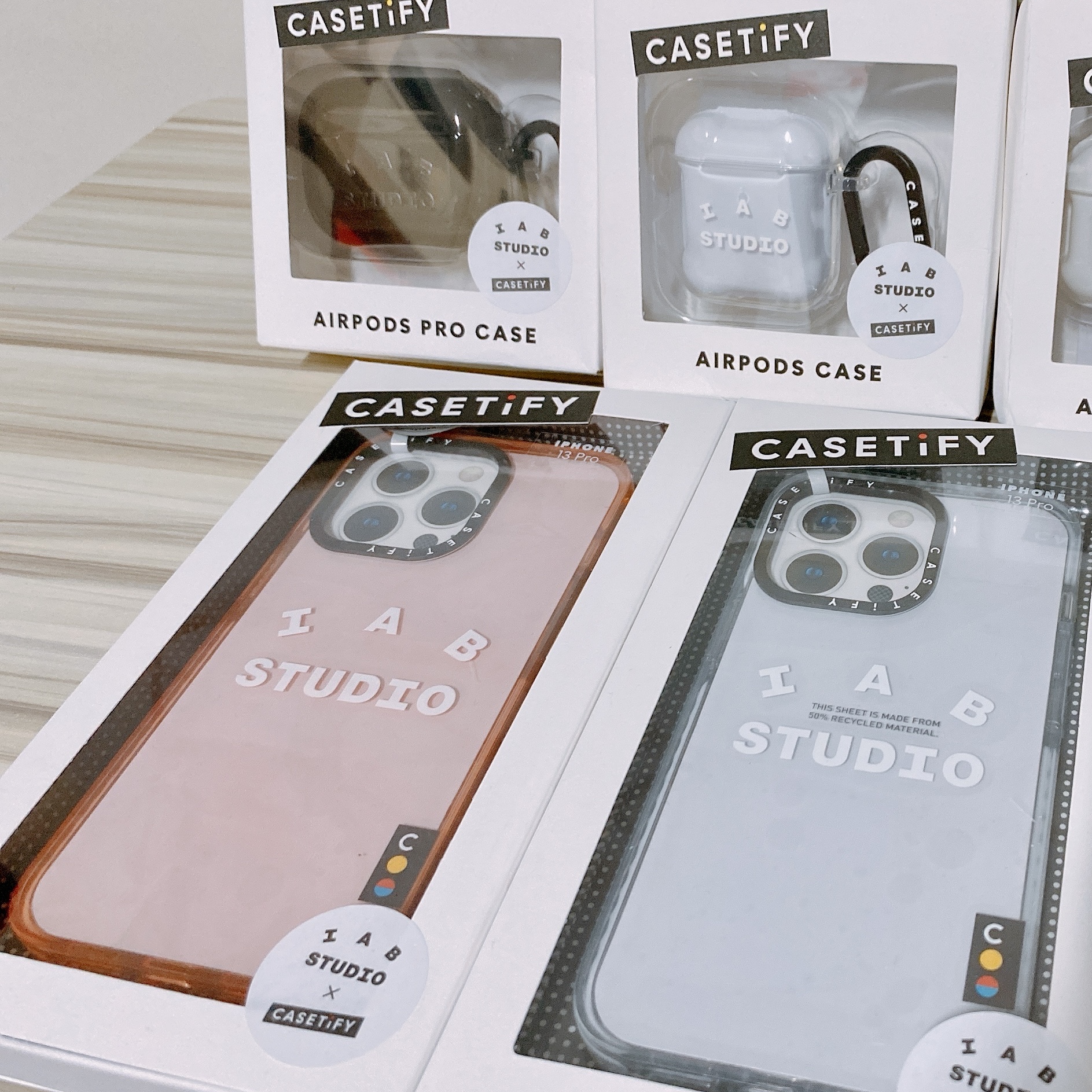 Casetify x IAB Studio iPhone White Logo Impact Case Frost White, Casetify x IAB Studio Single White Logo AirPods Pro Case Clear 착용 스타일 - 3