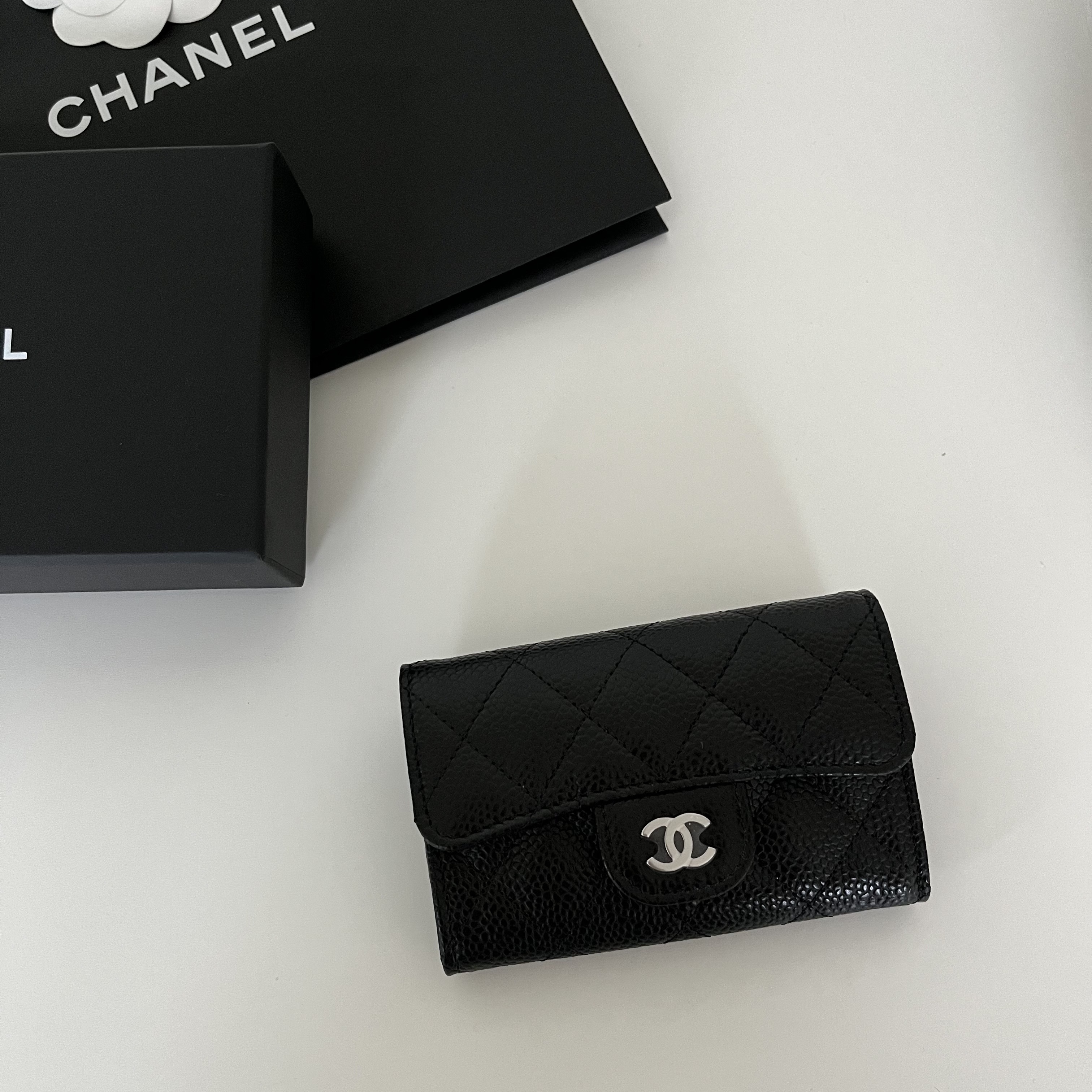 Chanel Classic Card Holder Grained Calfskin & Silver Black 착용 스타일