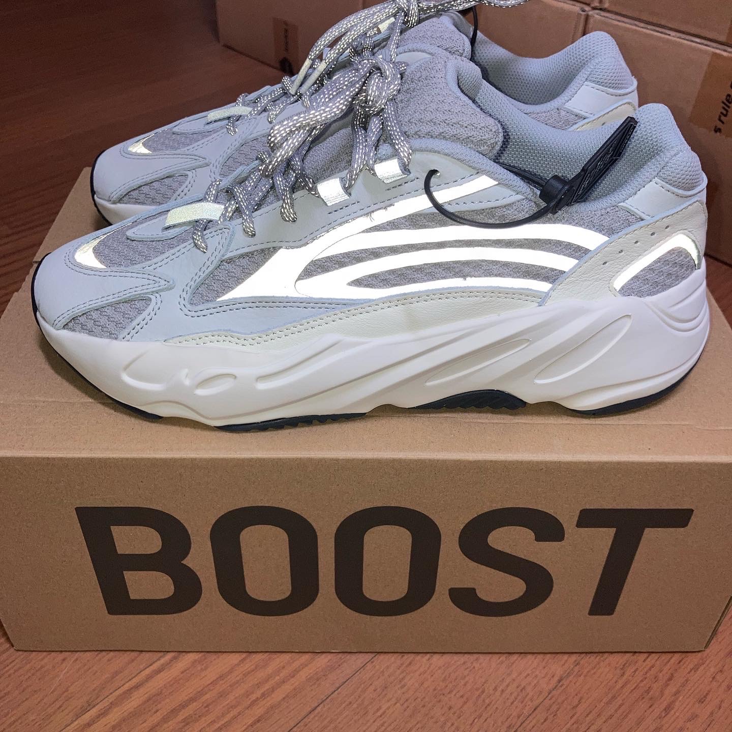 Adidas Yeezy Boost 700 Wave Runner Solid Grey 2021/2022, Adidas Yeezy Boost 700 V2 Static 2022 착용 스타일 - 2