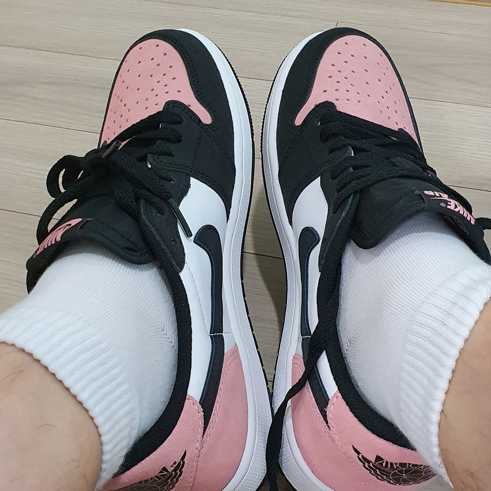 Jordan 1 Retro Low OG Bleached Coral 착용 스타일 - 1