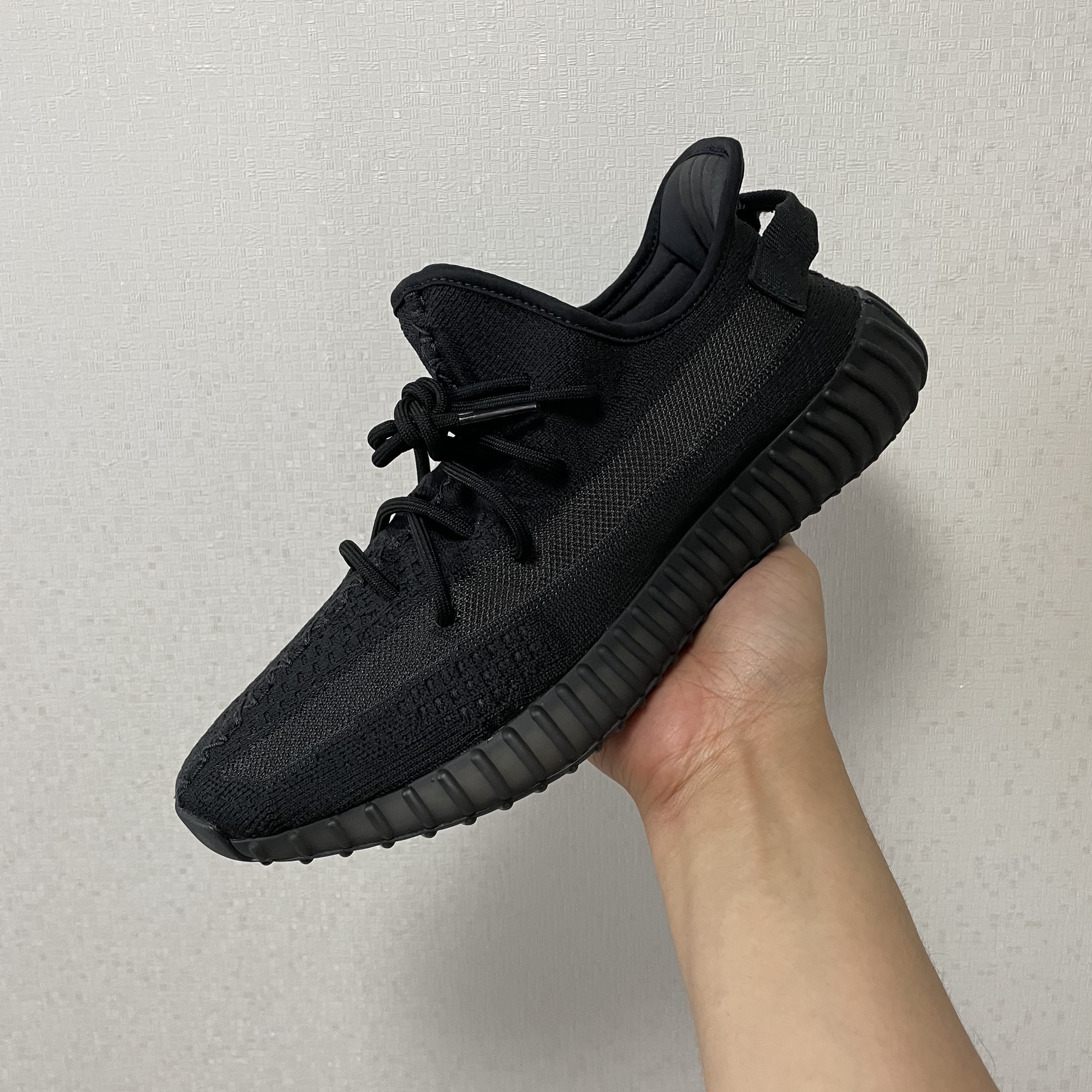 Adidas Yeezy Boost 350 V2 Onyx 착용 스타일 - 1