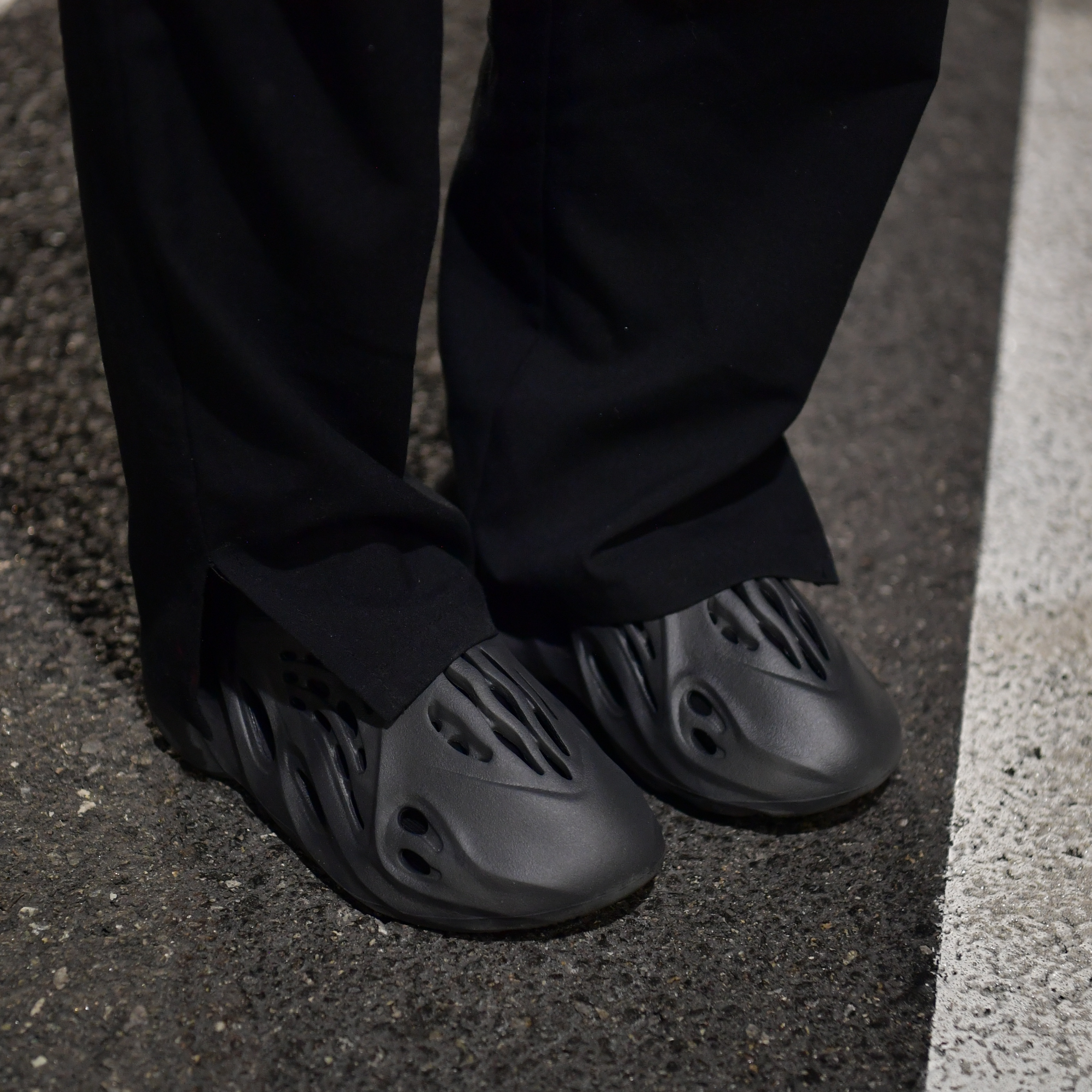 Adidas Yeezy Foam RNNR Onyx 착용 스타일 - 1