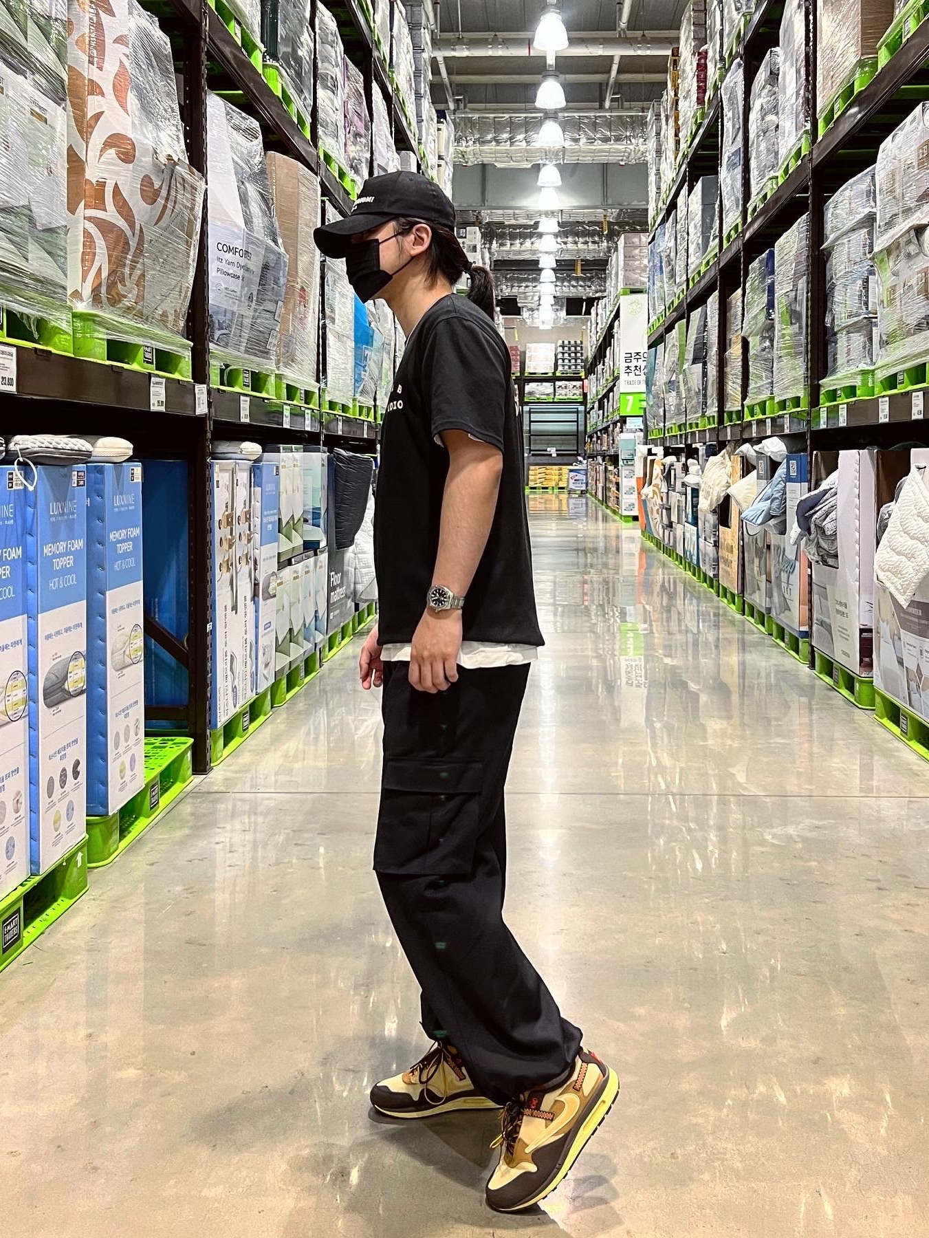 Wooyoungmi White Embroidered Logo Ball Cap Black, IAB Studio Black Glow T-Shirt 착용 스타일 - 2