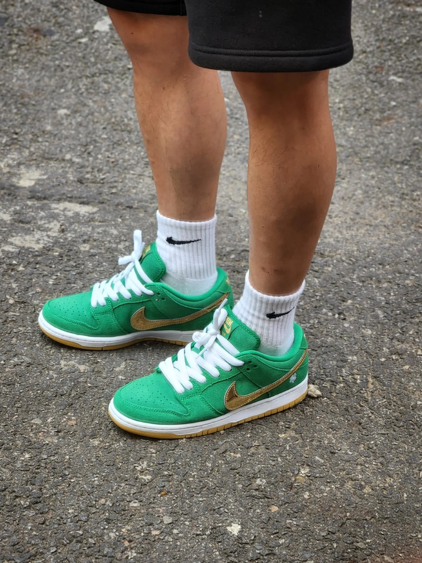 Nike SB Dunk Low Pro Shamrock, Essentials Sweatshorts Black - 21SS 착용 스타일 - 2
