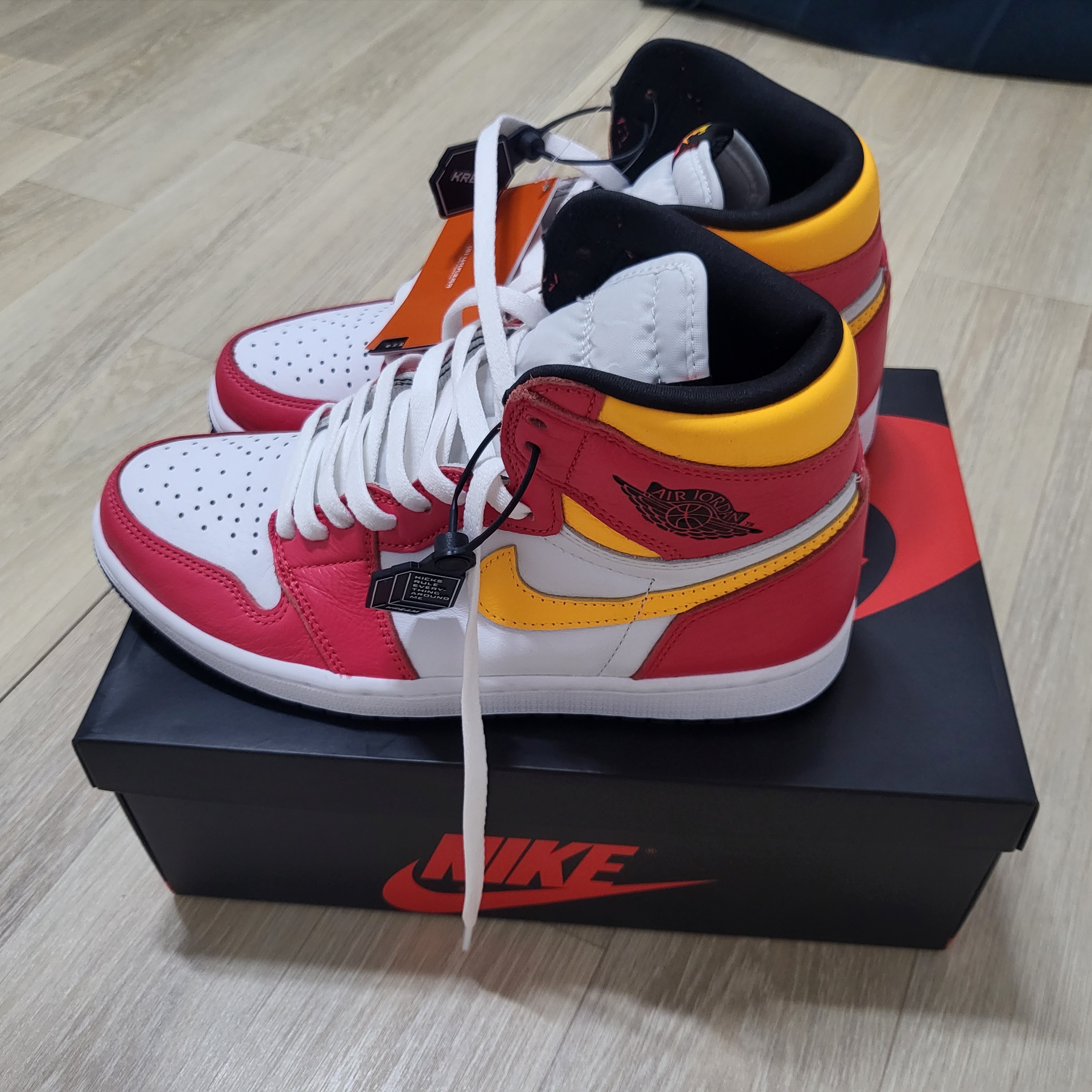 Jordan 1 Retro High OG Light Fusion Red 착용 스타일 - 2