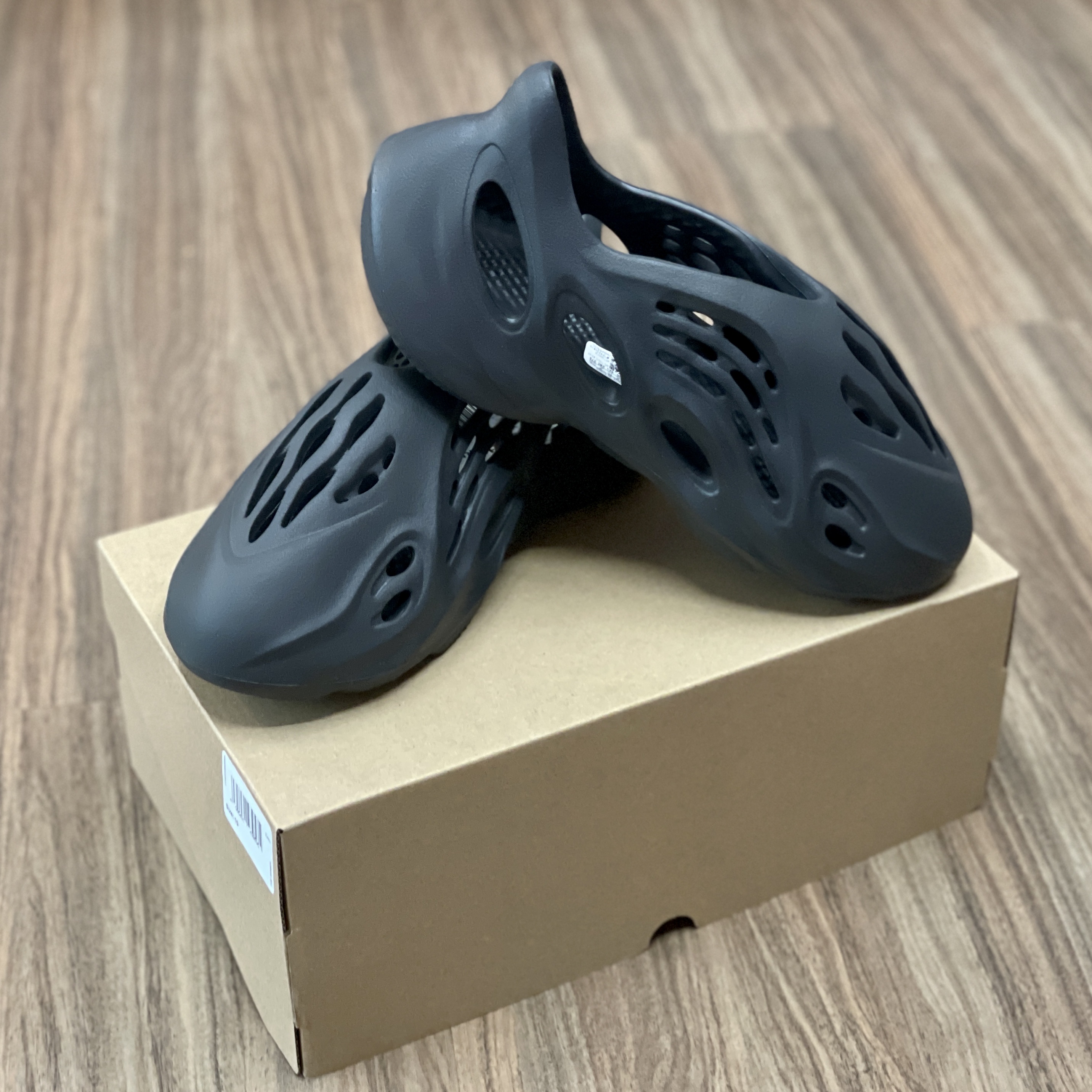 Adidas Yeezy Foam RNNR Onyx 착용 스타일