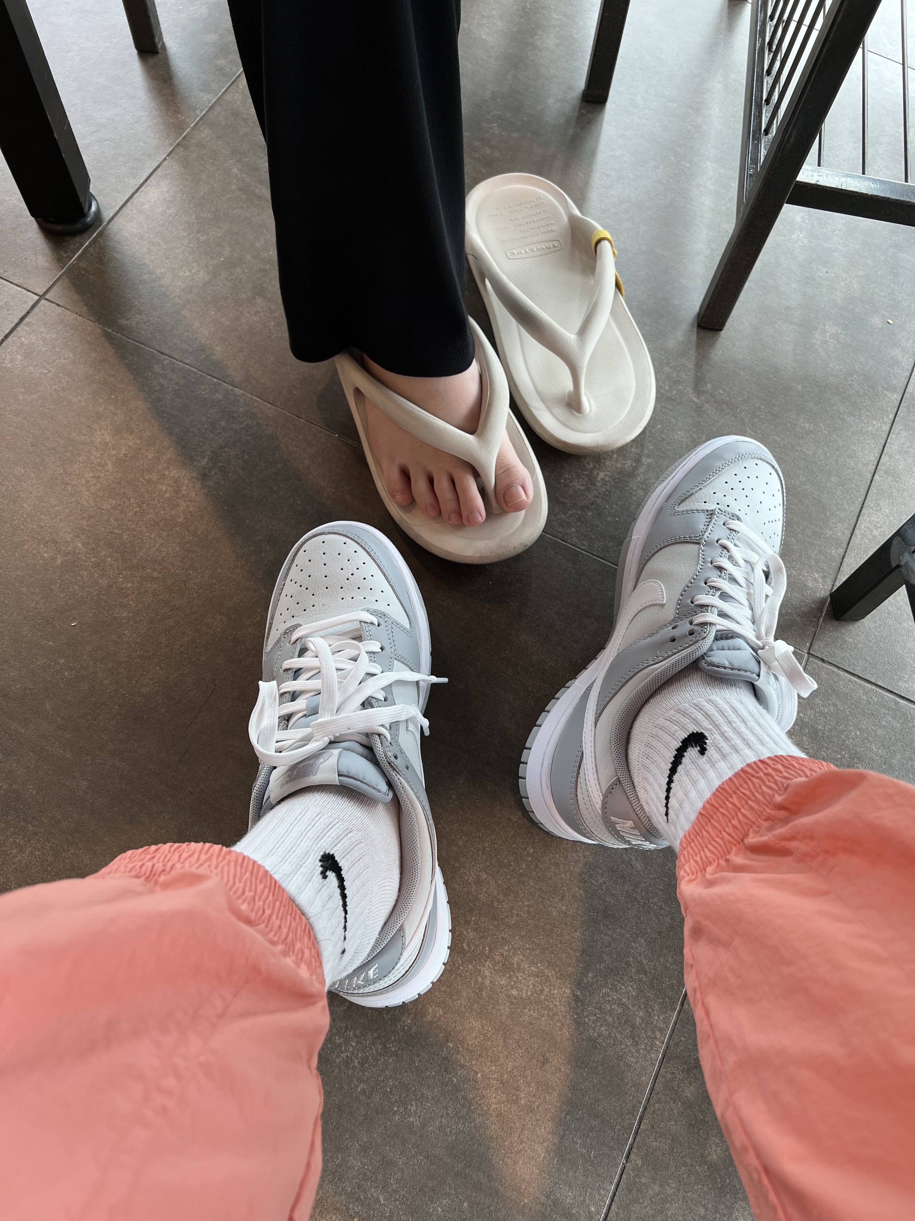 Nike Dunk Low Retro Wolf Grey, Stussy Modern Age T-Shirt White 착용 스타일 - 3