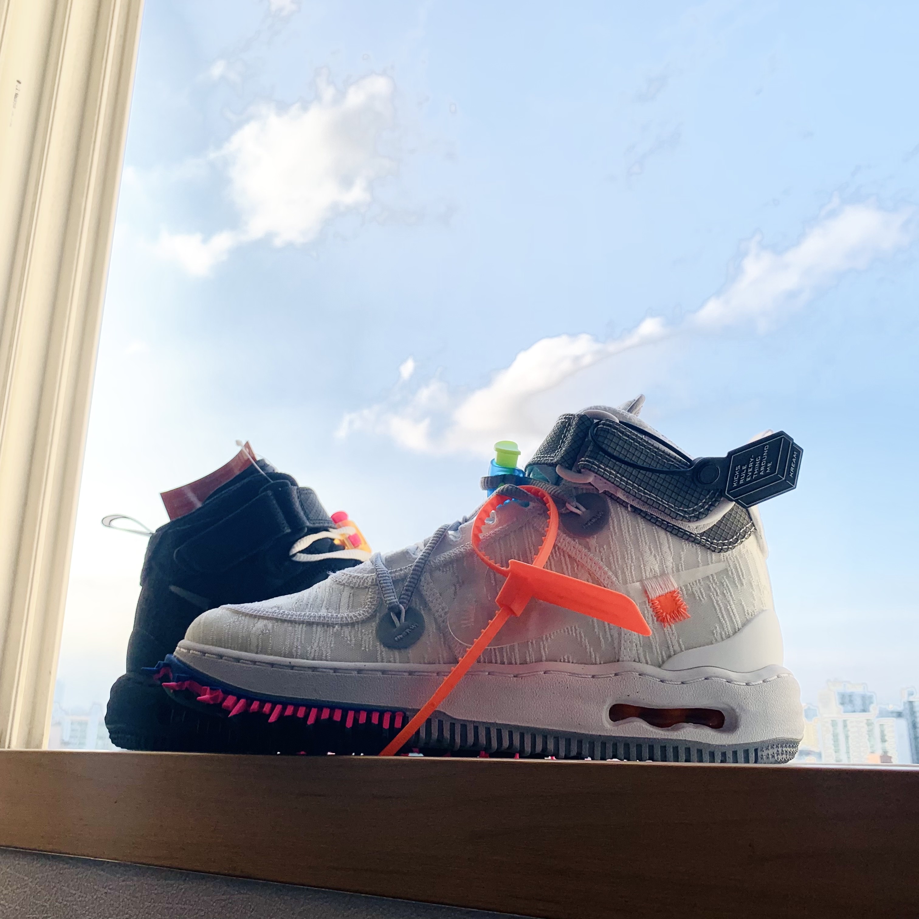 Nike x Off-White Air Force 1 Mid SP White, Nike x Off-White Air Force 1 Mid SP Black 착용 스타일 - 1