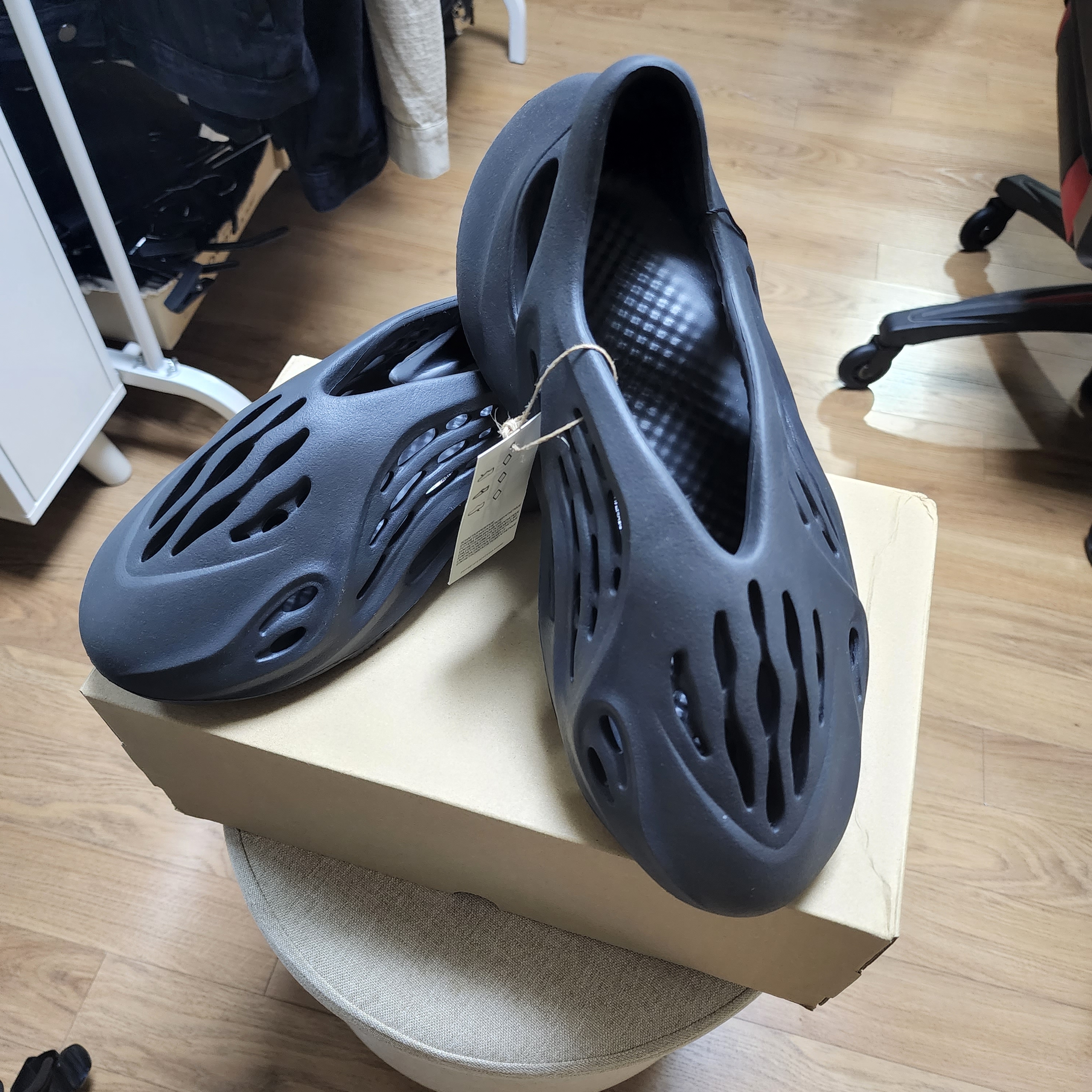 Adidas Yeezy Foam RNNR Onyx 착용 스타일 - 1