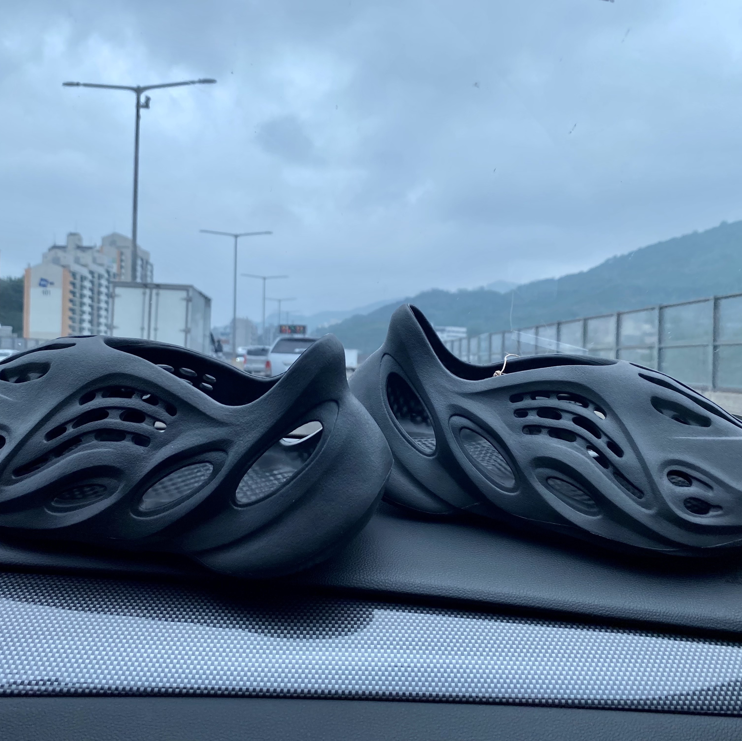 Adidas Yeezy Foam RNNR Onyx 착용 스타일 - 2